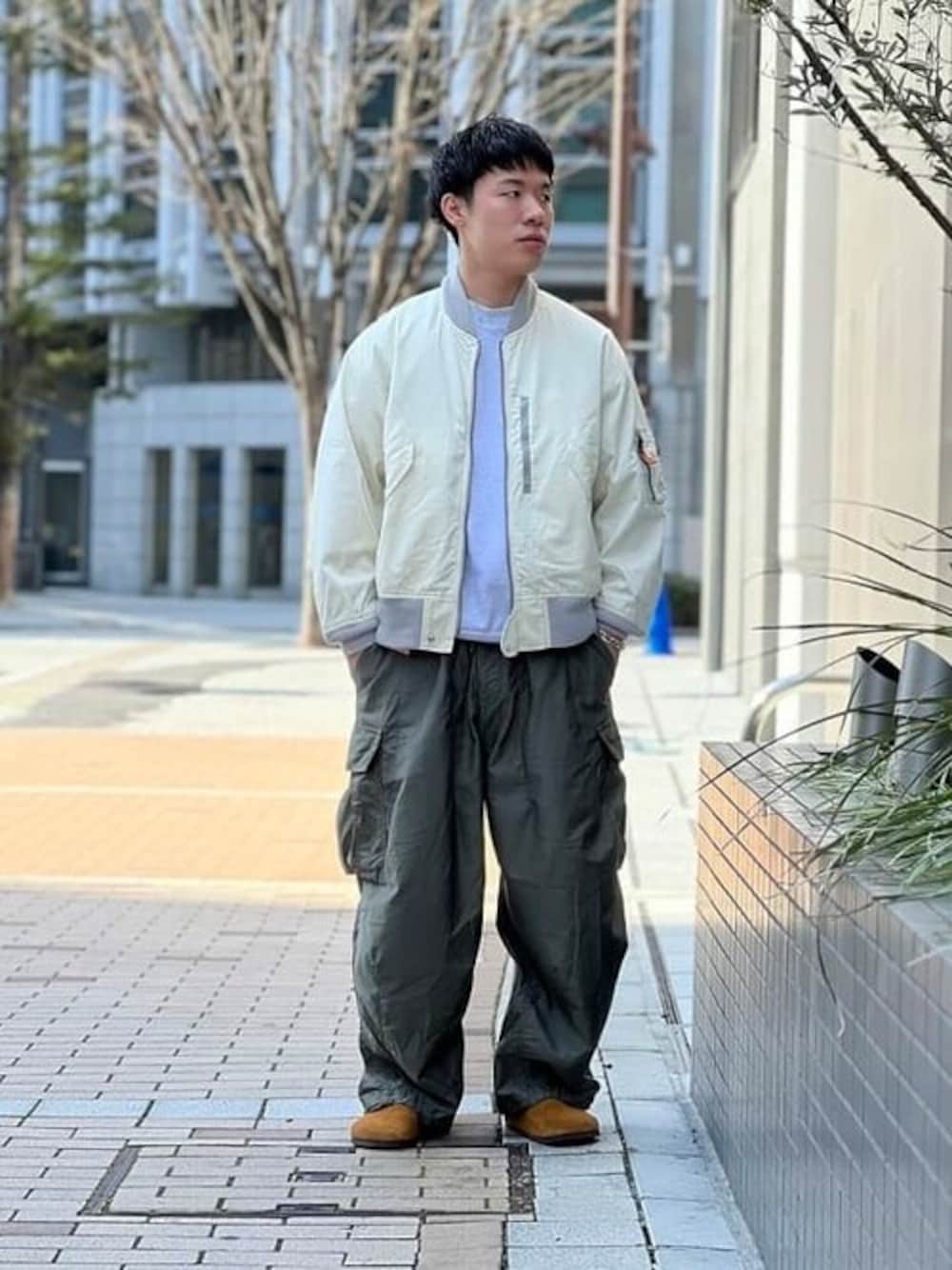 「ビッグシルエット、ミリタリー、春アウター、春コーデ」｜「BEAMS PLUSのBEAMS PLUS / ミリタリー フライト ブルゾン（ブルゾン、シルバー系）」を使った、BEAMS PLUSさん（メンズ・170cm）の春コーディネートの1枚目の写真