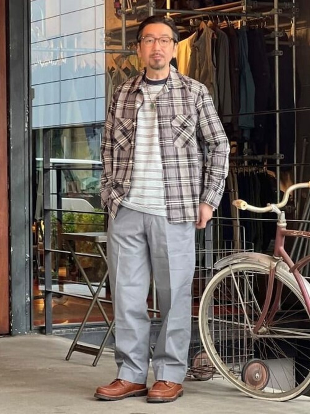 グレー系のシャツ/ブラウス、ブルー系のTシャツ/カットソー、グレー系のスラックスを着用したメンズの春コーディネートの1枚目の写真