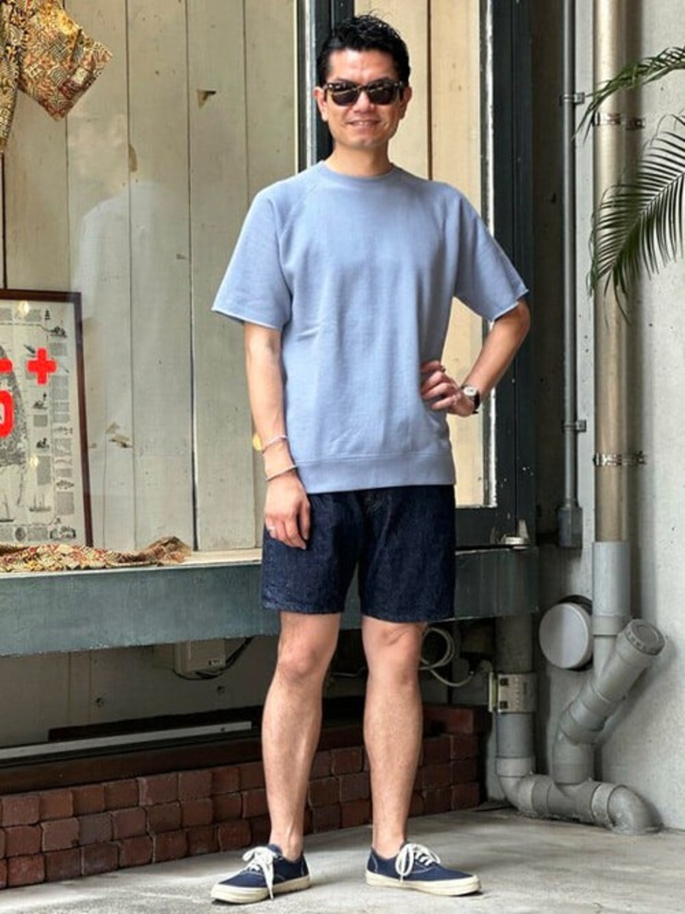 ブルー系のスウェットを着用したメンズの夏コーディネートの1枚目の写真