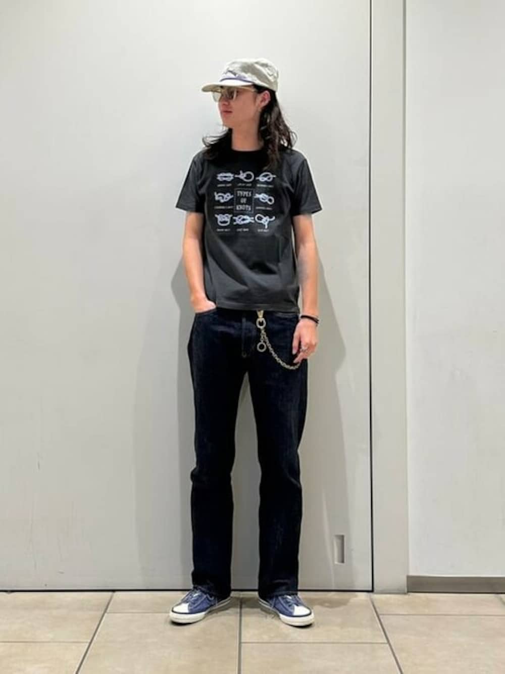 グレー系のTシャツ/カットソー、ゴールド系のサングラスを着用したメンズの夏コーディネートの1枚目の写真