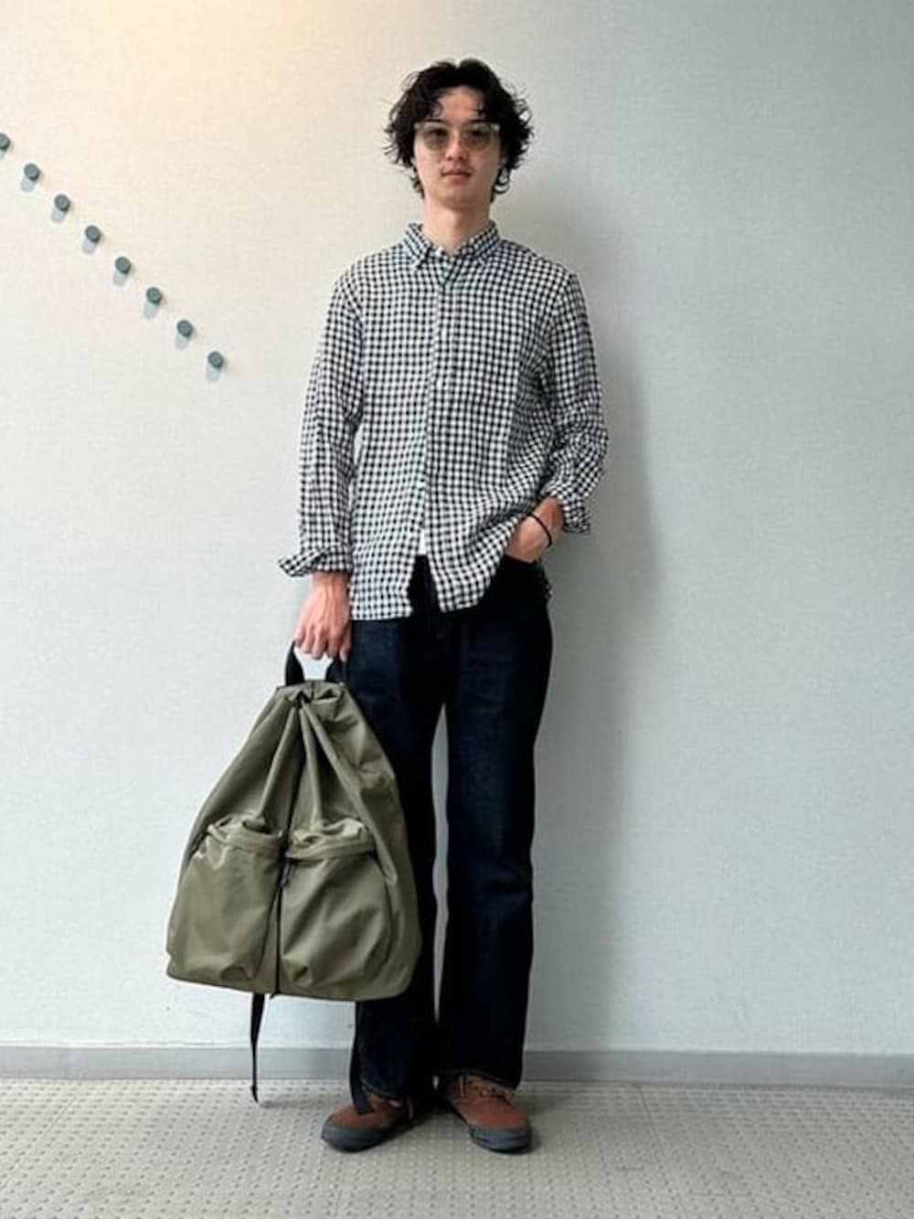 「チェック、デニム、チェックシャツ、サングラス、デニムパンツ、夏コーデ」｜「BEAMS PLUSのBEAMS PLUS / リネン ギンガムチェック ボタンダウン シャツ（シャツ/ブラウス、ブラック系）」を使った、BEAMS PLUSさん（メンズ・180cm）の夏コーディネートの1枚目の写真