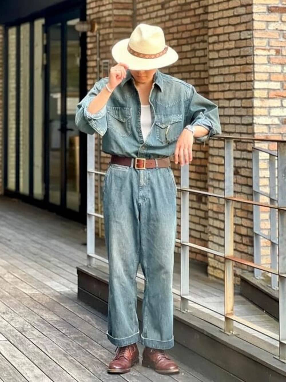 ブルー系のシャツ/ブラウス、ブルー系のデニムパンツ、ブラウン系のベルトを着用したメンズの夏コーディネートの1枚目の写真