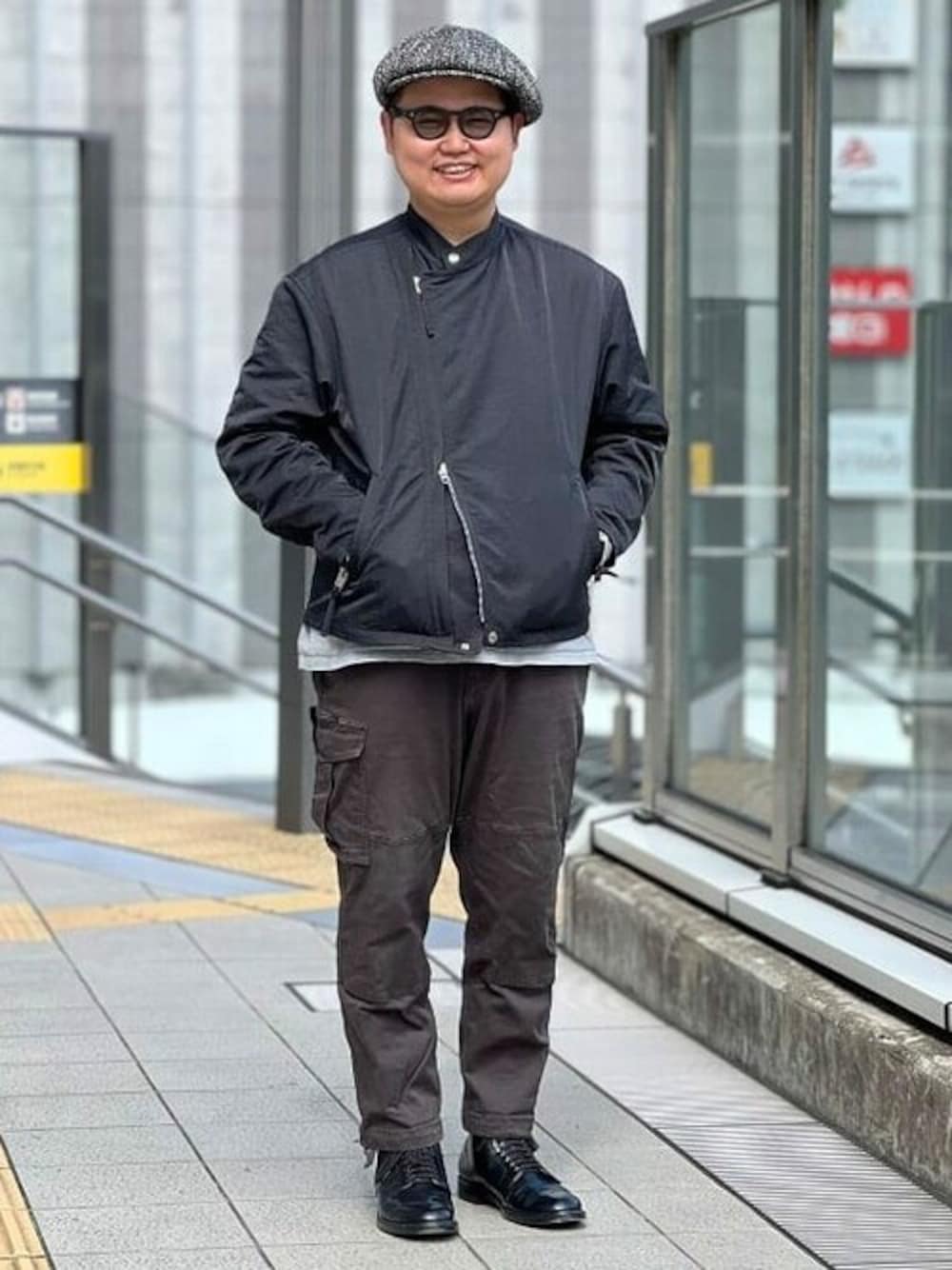 ブラック系のライダースジャケット、グレー系のTシャツ/カットソーを着用したメンズの秋コーディネートの1枚目の写真