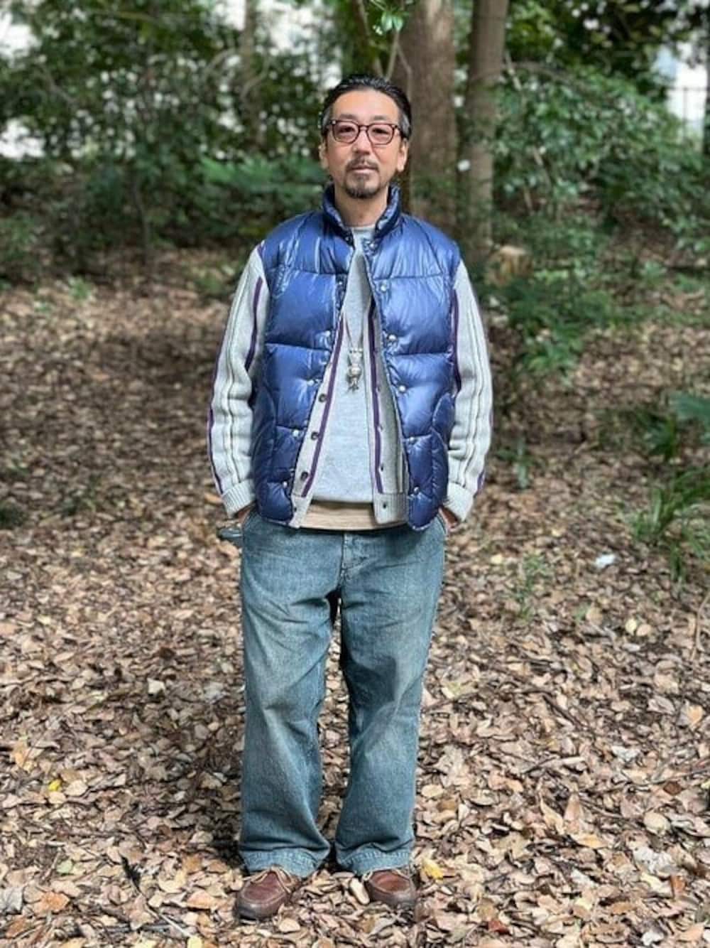 「カーディガン、デニム、ダウンベスト、レイヤードスタイル、デニムパンツ」｜「SIERRA DESIGNSのSIERRA DESIGNS / 別注 DOWN VEST（ダウンベスト、ブルー系）」を使った、BEAMS PLUSさん（メンズ・169cm）の秋コーディネートの1枚目の写真