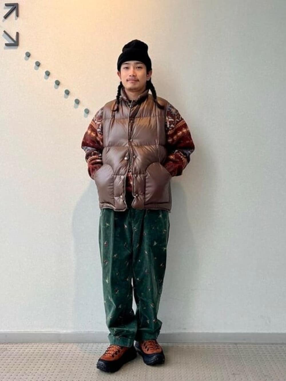 ダウンベスト（ブラウン系）を使った「コーデュロイ」の人気