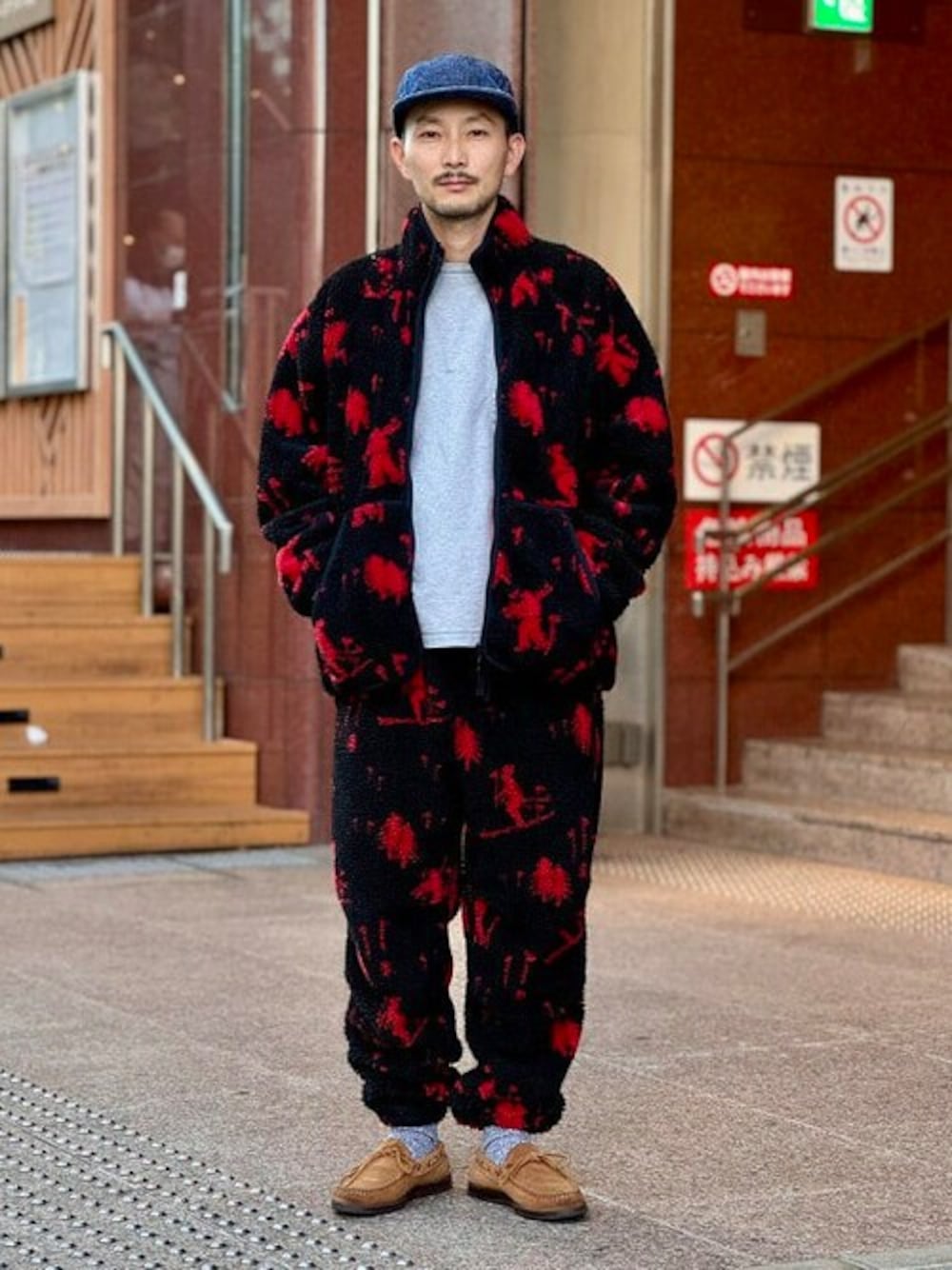 ブラック系のブルゾン、グレー系のTシャツ/カットソーを着用したメンズの冬コーディネートの1枚目の写真