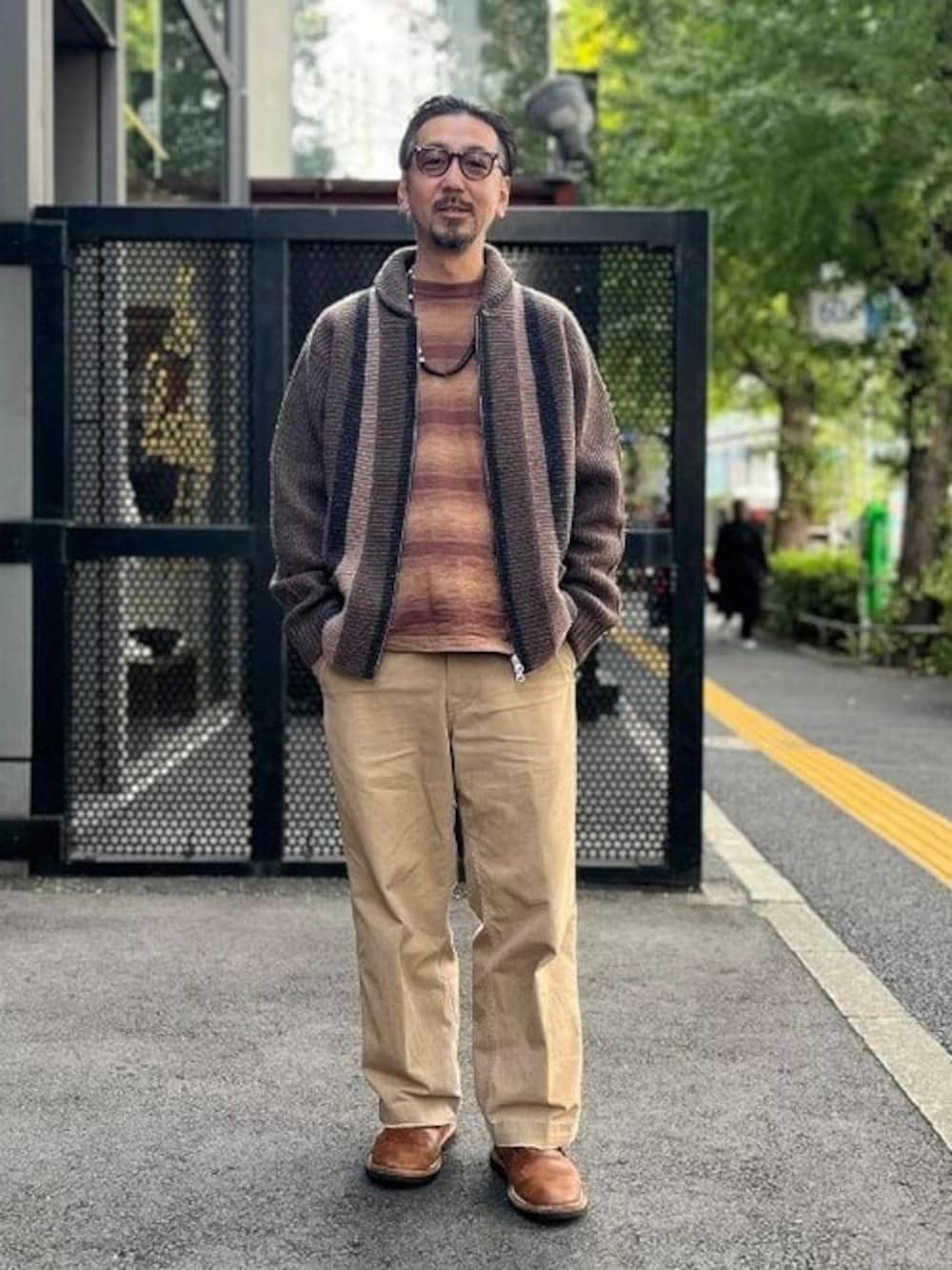 ブラウン系のニット/セーター、グリーン系のその他パンツを着用したメンズの冬コーディネートの1枚目の写真