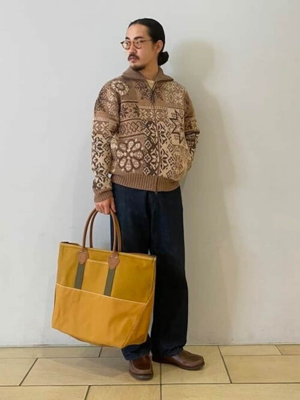 「BEAMS PLUSのZip Cardigan Double Jacquard Patchwork Like Pattern（ニット/セーター、ブラウン系）」を使った、BEAMS PLUSさん（メンズ・168cm）の冬コーディネートの1枚目の写真