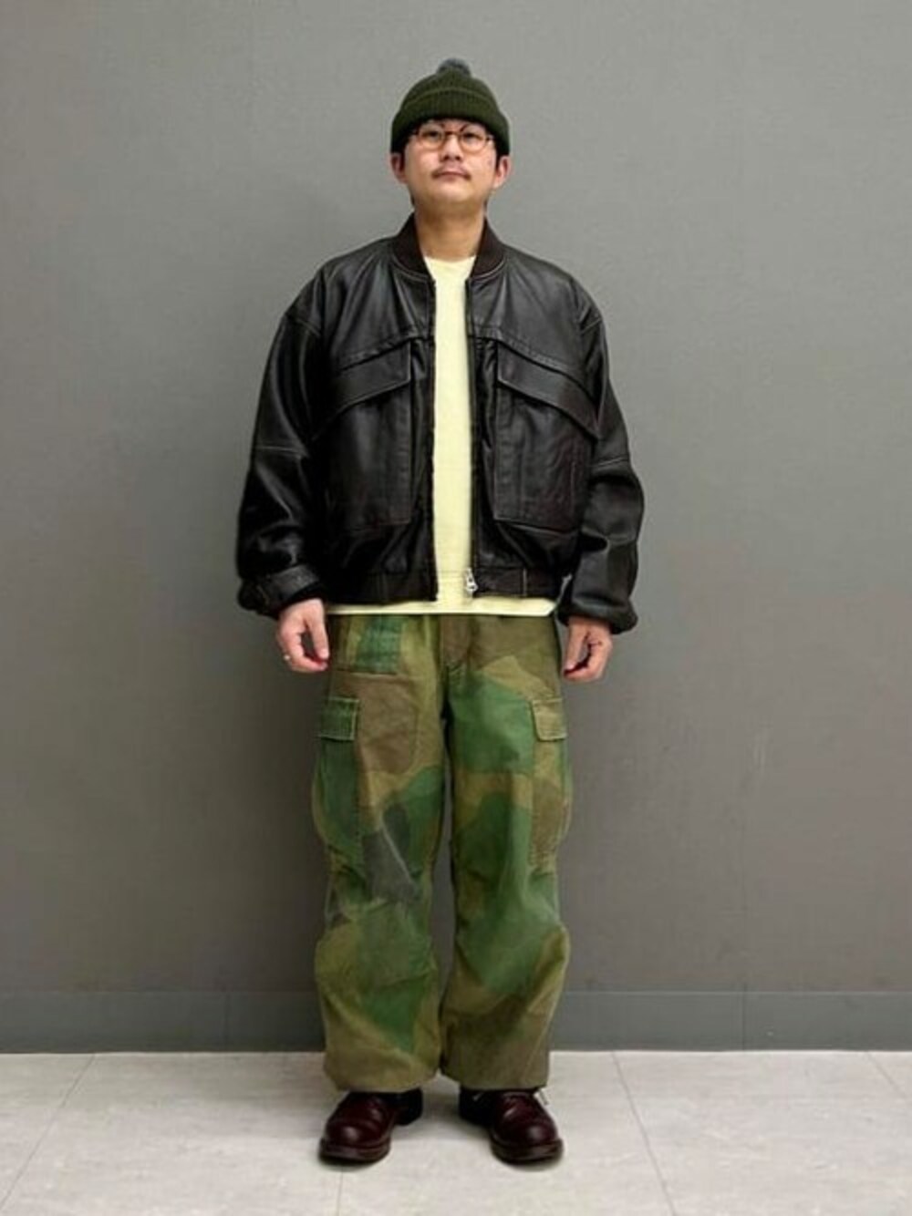 ホワイト系のニット/セーター、ブラウン系のライダースジャケットを着用したメンズの冬コーディネートの1枚目の写真