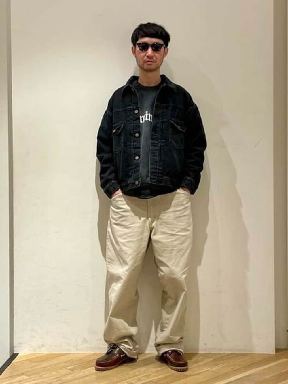 「スウェット、REMI RELIEF、デニムジャケット、サングラス、シンプルコーデ、Timberland」｜「REMI RELIEFの【別注】REMI RELIEF / Denim Jacket 2nd（デニムジャケット、ブラック系）」を使った、BEAMS PLUSさん（メンズ・175cm）の冬コーディネートの1枚目の写真