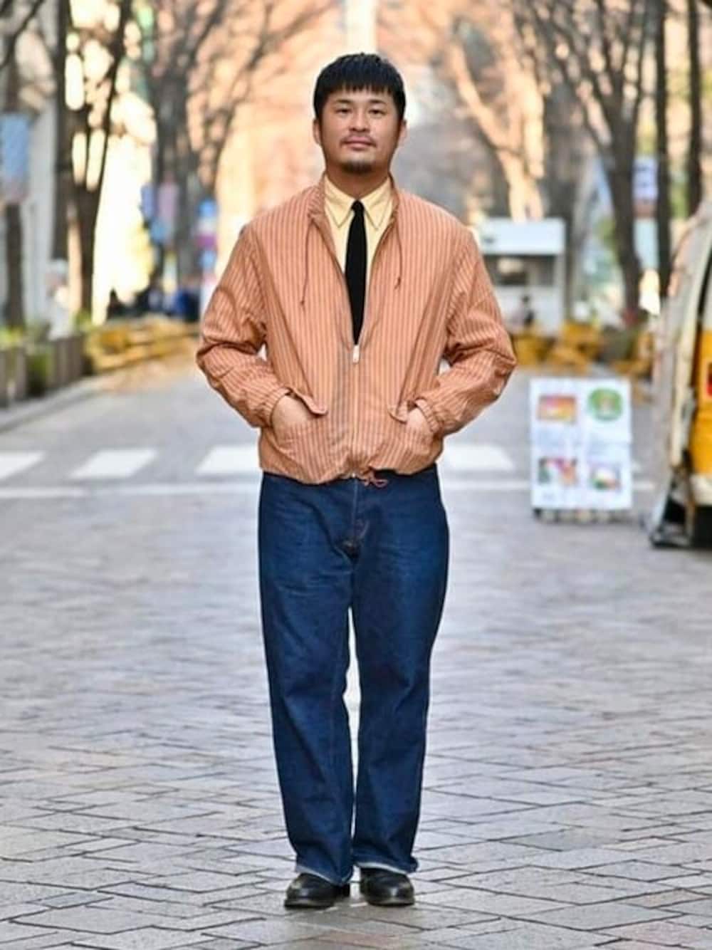 「ジャケット、デニム、ローファー、ストライプ、大人カジュアル、アイビー、WAREHOUSE」｜「BEAMS PLUSのストライプ スウィングジャケット（ブルゾン、オレンジ系）」を使った、BEAMS PLUSさん（メンズ・168cm）の冬コーディネートの1枚目の写真