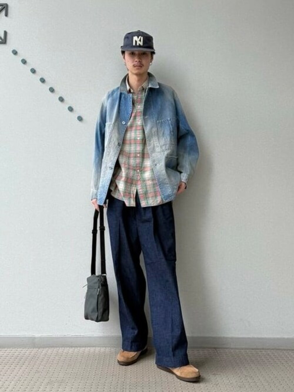 「AUBERGEのAUBERGE / DINO BL デニムカバーオール（ブルゾン、ブルー系）」を使った、BEAMS PLUSさん（メンズ・180cm）の春コーディネートの1枚目の写真