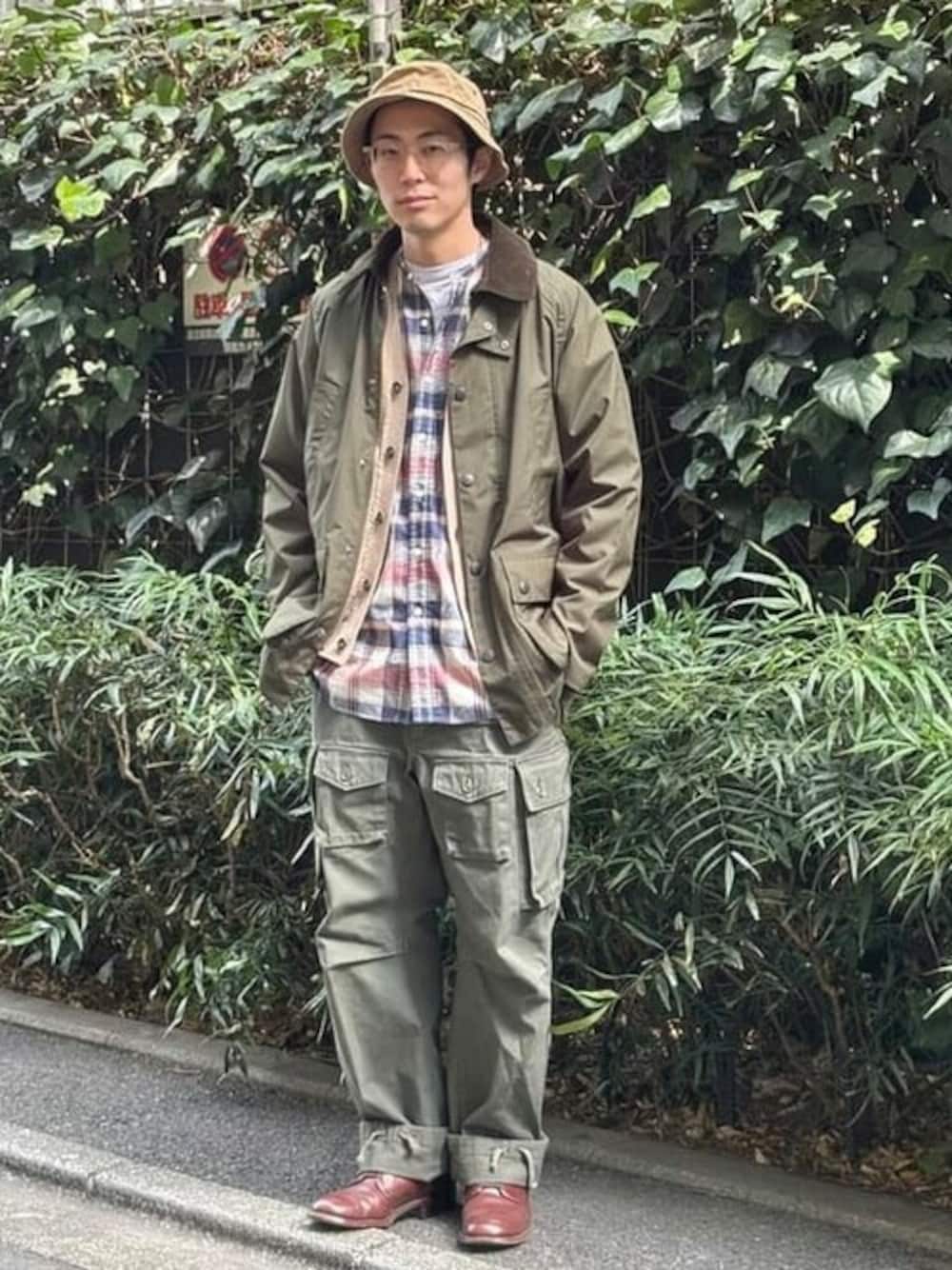 ブラック系のブルゾン、イエロー系のシャツ/ブラウスを着用したメンズの春コーディネートの1枚目の写真