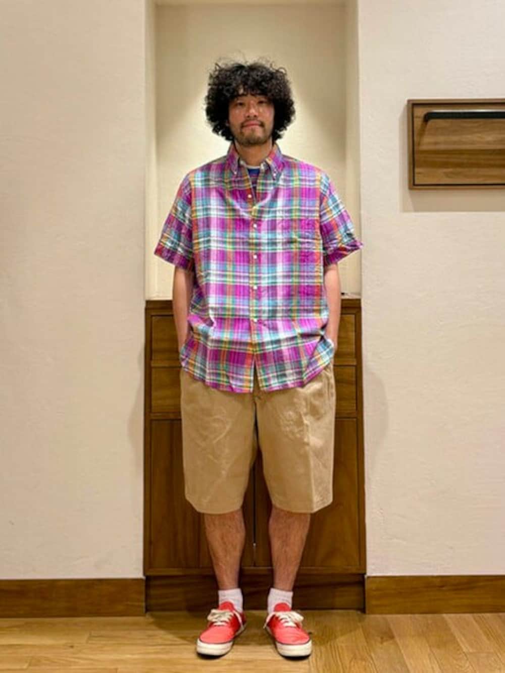 「BEAMS PLUSのマドラスチェック ボタンダウン S/S シャツ クラシック フィット（シャツ/ブラウス、パープル系）」を使った、BEAMS PLUSさん（メンズ・175cm）の春コーディネートの1枚目の写真