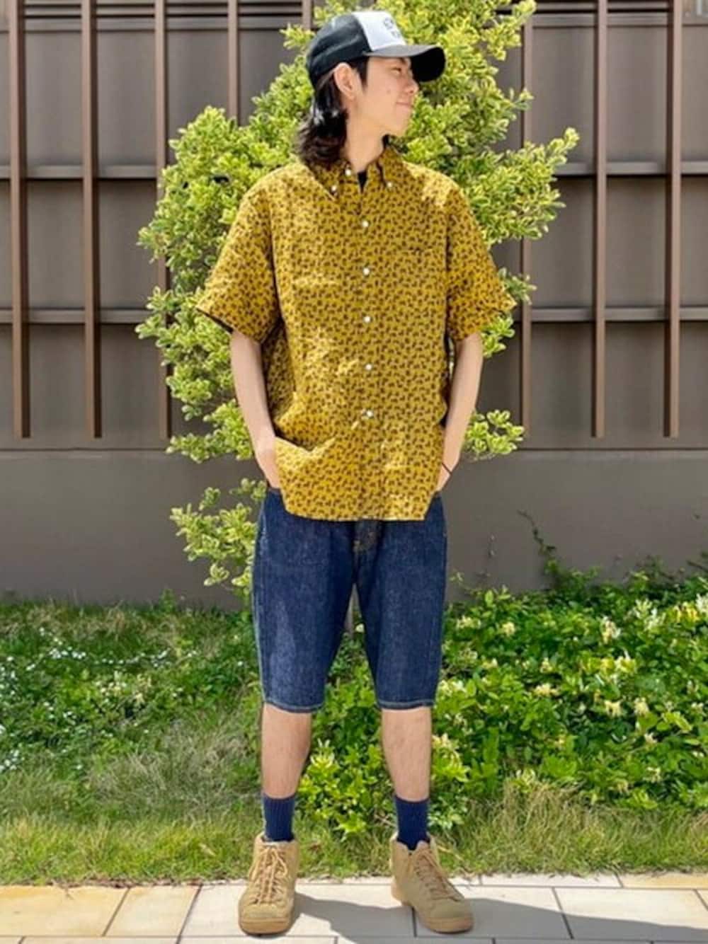 イエロー系のシャツ/ブラウス、ブルー系のデニムパンツを着用したメンズの春コーディネートの1枚目の写真