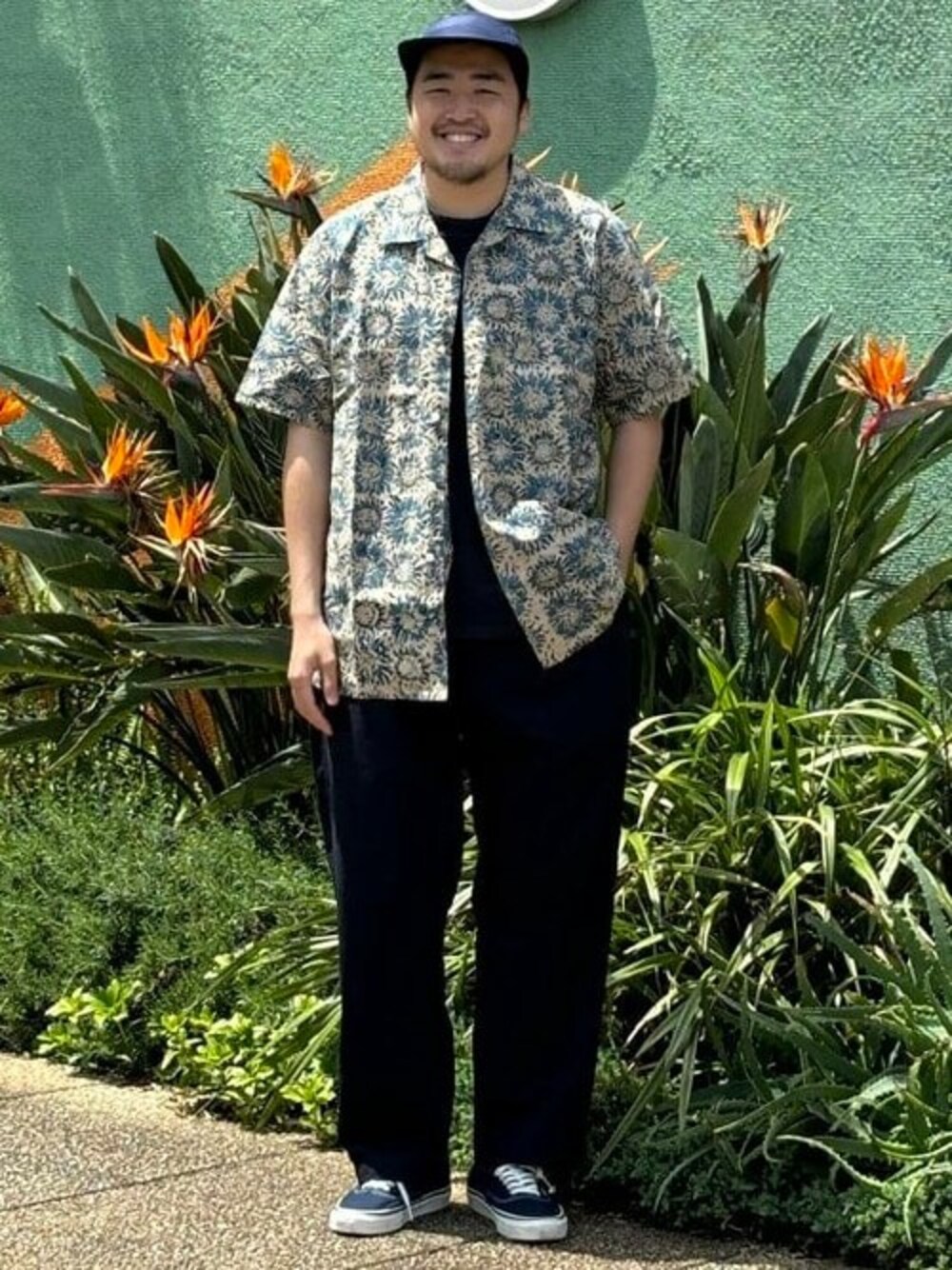 ブルー系のシャツ/ブラウス、ブルー系のキャップを着用したメンズの春コーディネートの1枚目の写真