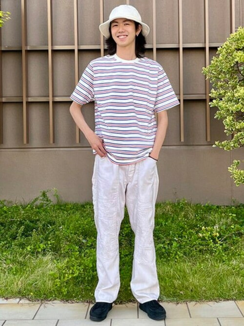 ホワイト系のTシャツ/カットソー、ホワイト系のハットを着用したメンズの春コーディネートの1枚目の写真
