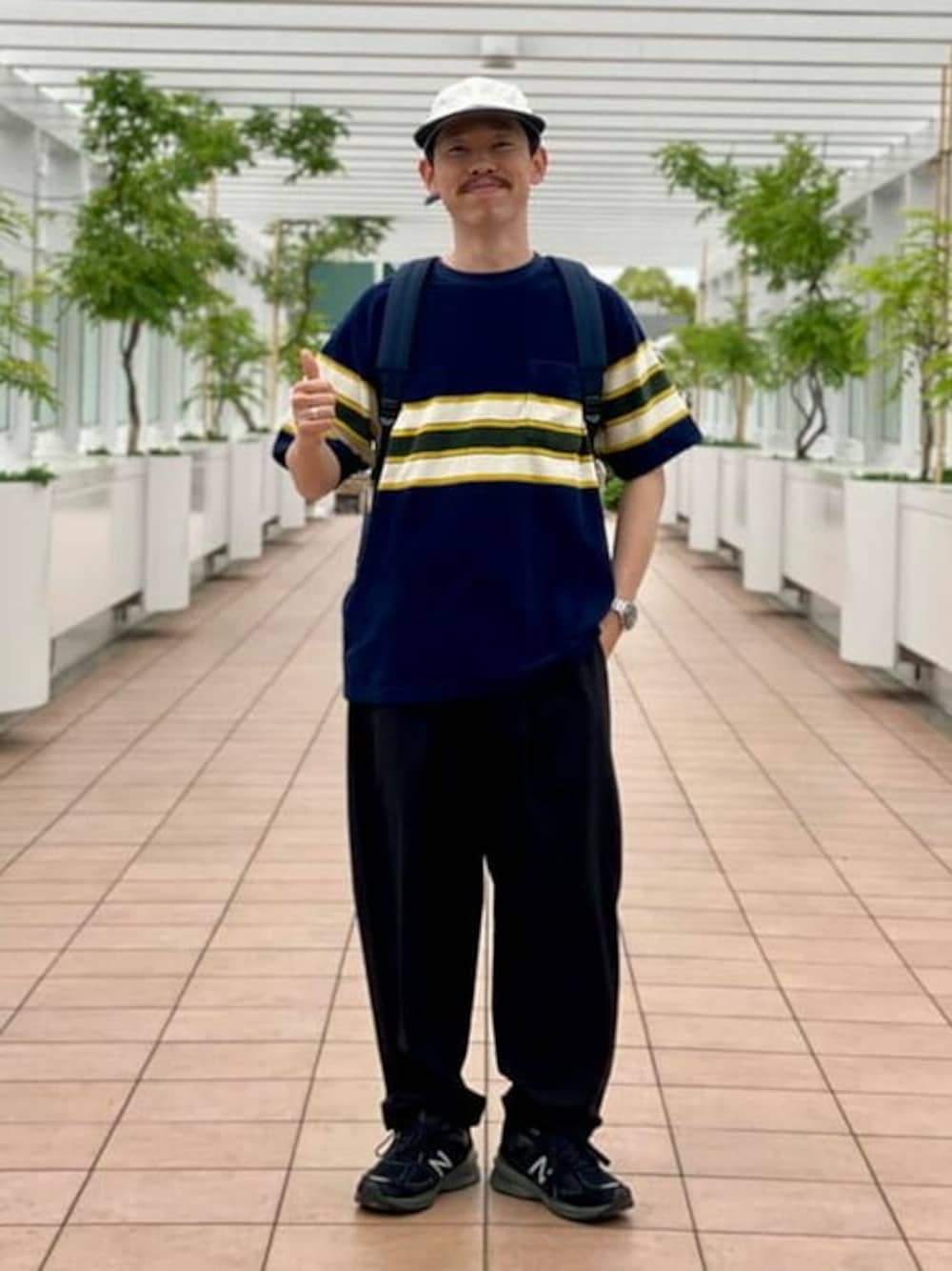 ブルー系のTシャツ/カットソー、ブラック系のスラックスを着用したメンズの春コーディネートの1枚目の写真