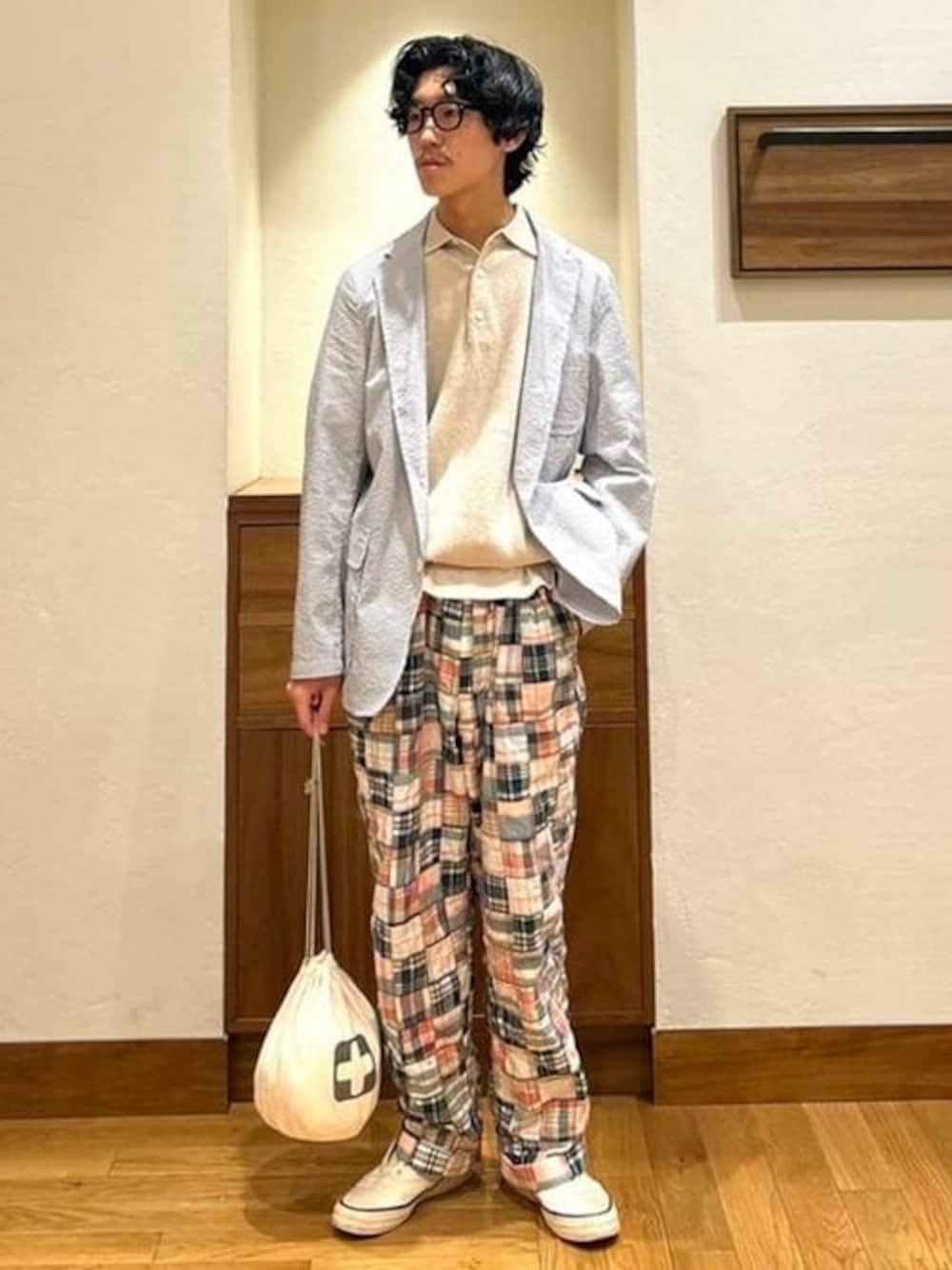 ベージュ系のポロシャツ、ブルー系のテーラードジャケット、その他のその他パンツを着用したメンズの春コーディネートの1枚目の写真