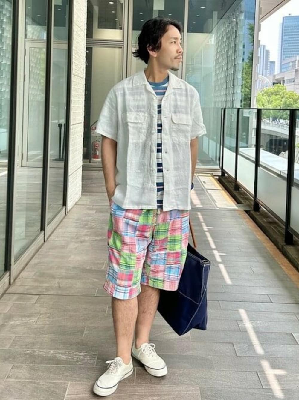 ホワイト系のシャツ/ブラウス、ブルー系のTシャツ/カットソー、その他のその他パンツを着用したメンズの夏コーディネートの1枚目の写真