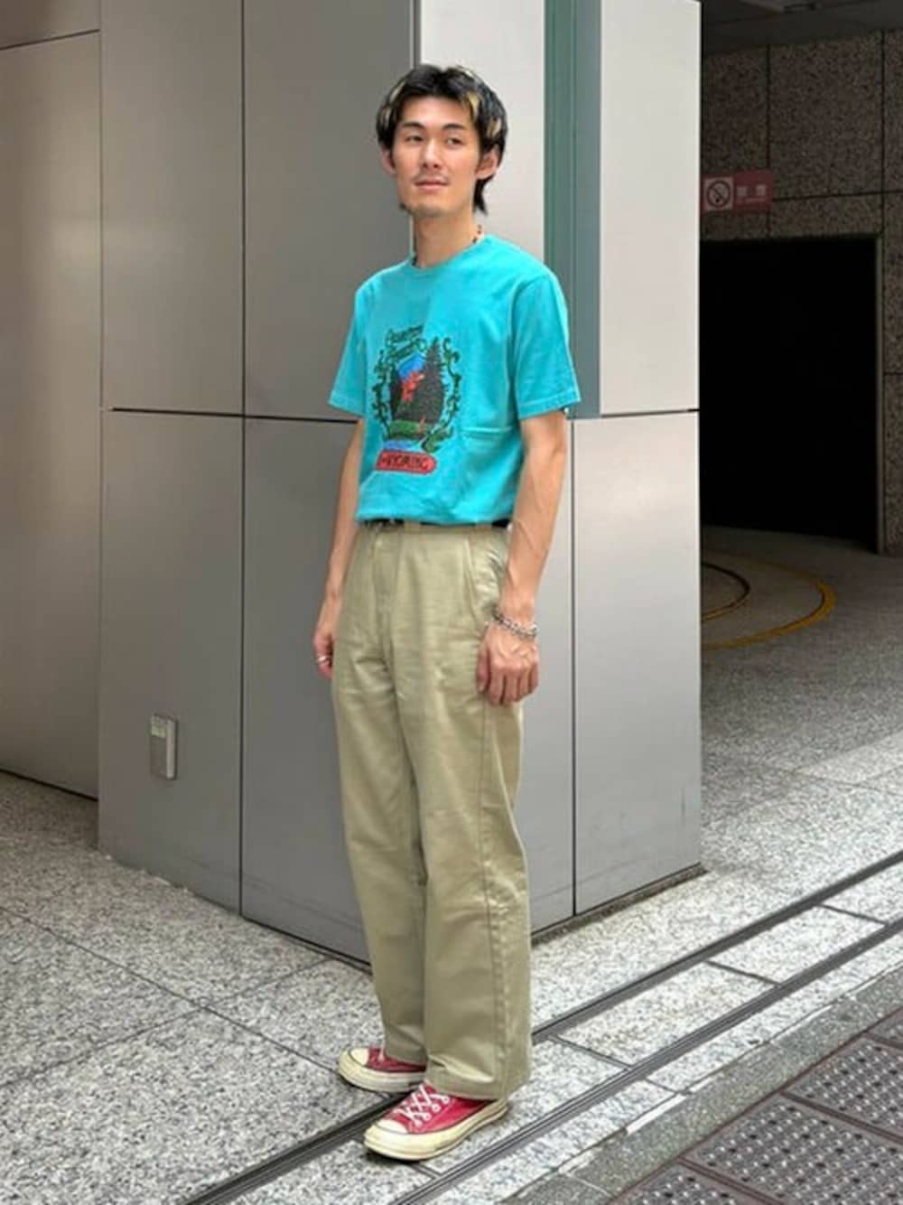 ブルー系のTシャツ/カットソー、ベージュ系のチノパンツを着用したメンズの夏コーディネートの1枚目の写真