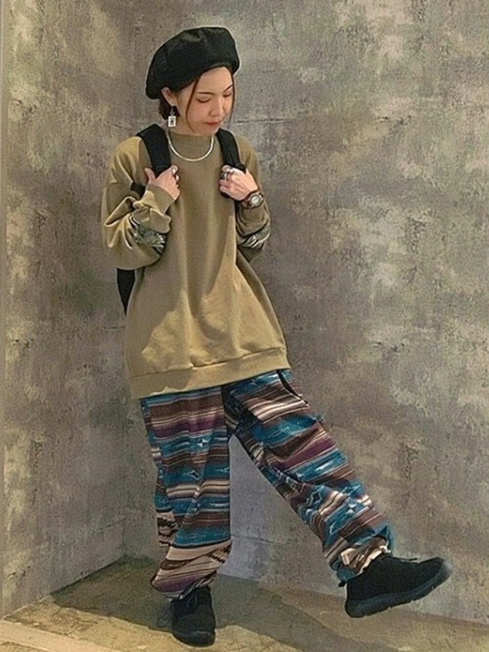 「エスニック、アウトドアスタイル、チチカカ、カジュアルコーデ、機能性素材、メンズアイテム、チチカカコーデ」｜「チチカカの【ユニセックス】ナバホラインスウェットプルオーバー（スウェット、グリーン系）」を使った、チチカカさん（レディース・158cm）の秋コーディネートの1枚目の写真