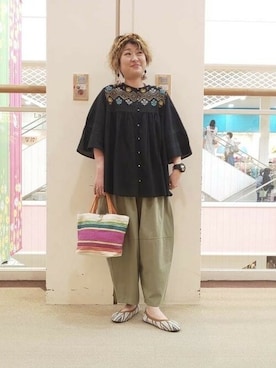 「チチカカ」｜「アイテム（トートバッグ）」を使った、チチカカさん（レディース・154cm）の春コーディネート