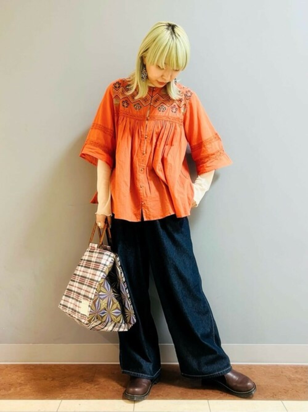 「デニム、エスニック、刺繍、チチカカ、お出かけコーデ、大人女子、春コーデ、大人かわいい、体型カバー、チチカカコーデ」｜「チチカカのインディアンフラワー刺繍ブラウス（シャツ/ブラウス、オレンジ系）」を使った、チチカカさん（レディース・165cm）の春コーディネートの1枚目の写真