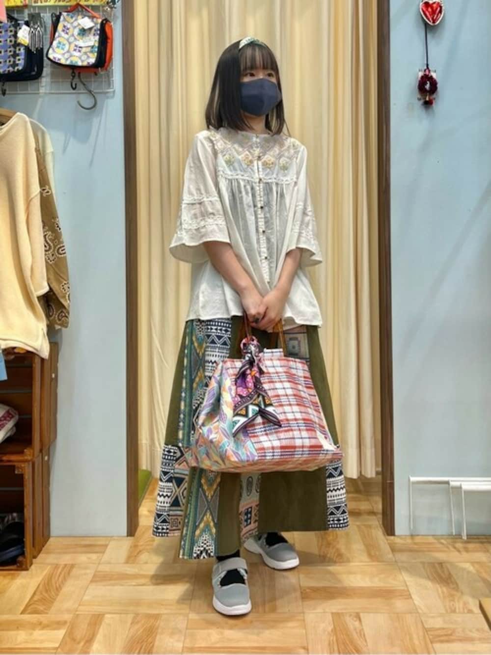 「エスニック、チチカカ、パッチワーク、デート、フェミニン、手刺繍、ゆるコーデ、大人ガーリー、体型カバー、チチカカコーデ」｜「チチカカのインディアンフラワー刺繍ブラウス（シャツ/ブラウス、ホワイト系）」を使った、チチカカさん（レディース・158cm）の春コーディネートの1枚目の写真