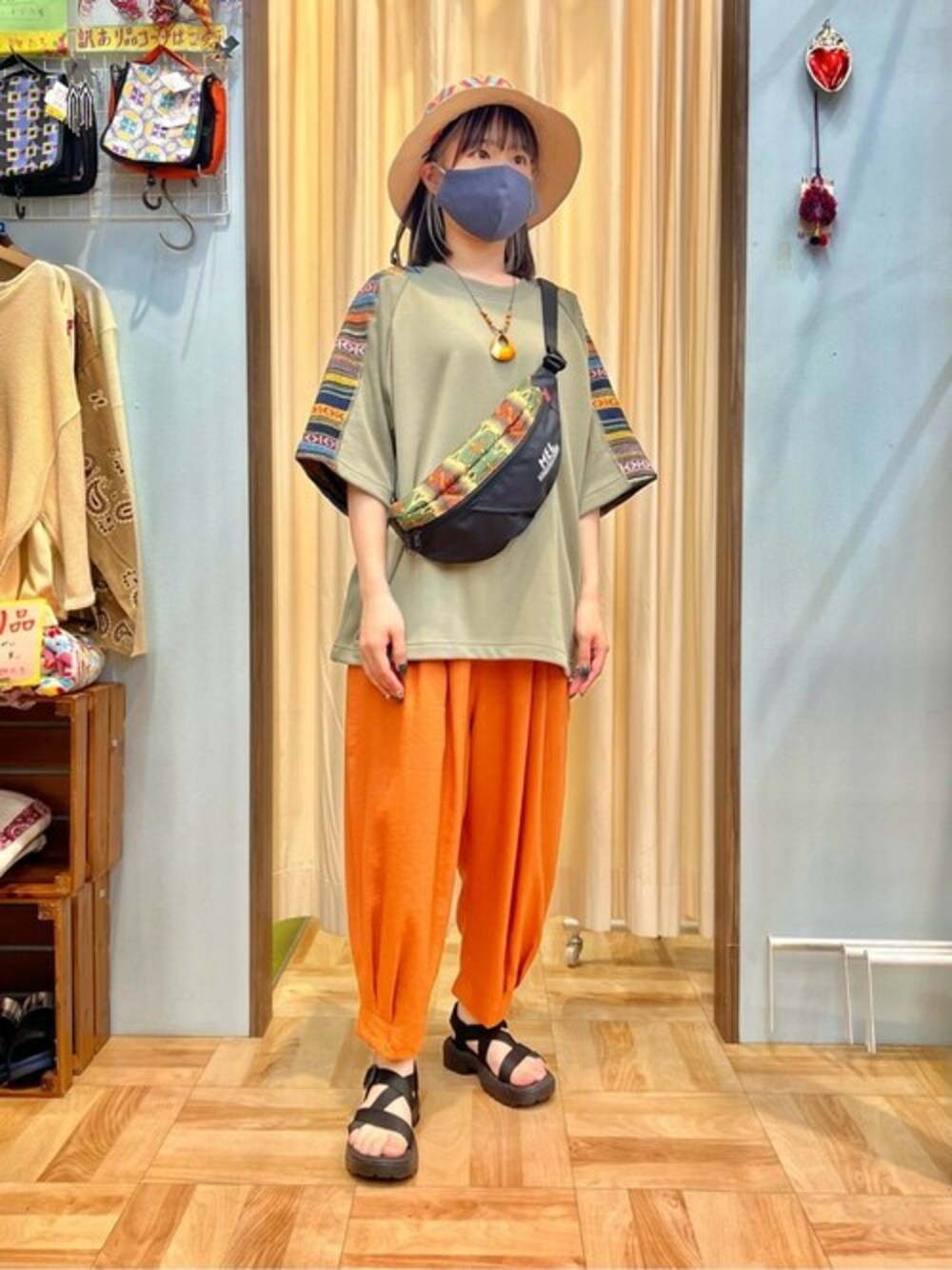 「エスニック、アウトドアスタイル、チチカカ、リバーシブル、フェススタイル、手刺繍、カジュアルコーデ、ゆるコーデ、MEI、チチカカコーデ」｜「チチカカのジャガードヨークＴシャツ【ユニセックス】（Tシャツ/カットソー、グレー系）」を使った、チチカカさん（レディース・158cm）の春コーディネートの1枚目の写真