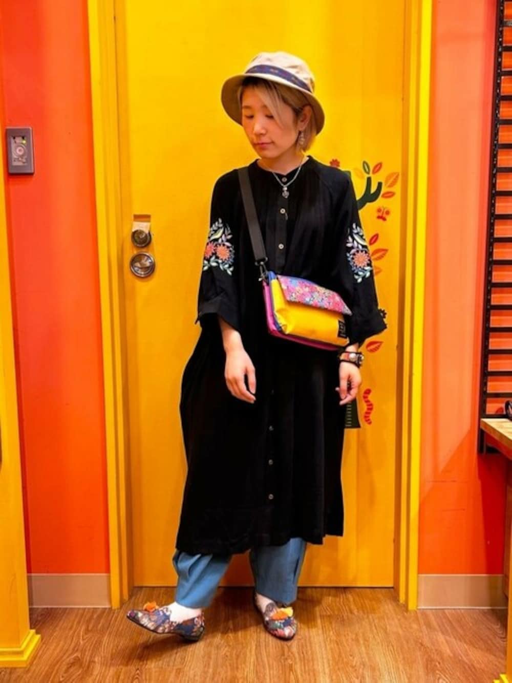 「エスニック、刺繍、チチカカ、お出かけコーデ、大人女子、ゆったりコーデ、ゆるコーデ、フォークロア、民族風、チチカカコーデ」｜「チチカカのウォッシャブルレーヨン麻ワンピース（ワンピース、ブラック系）」を使った、チチカカさん（レディース・151cm）の春コーディネートの1枚目の写真