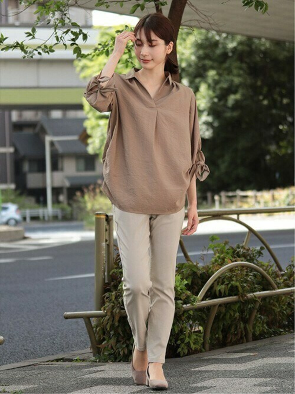 ブラウン系のシャツ/ブラウスを着用したレディースの夏コーディネートの1枚目の写真