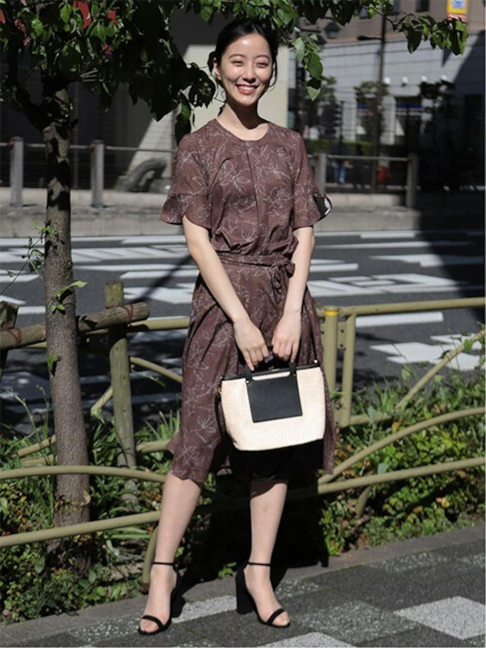 ブラウン系のシャツ/ブラウス、ブラウン系のスカートを着用したレディースの夏コーディネートの1枚目の写真