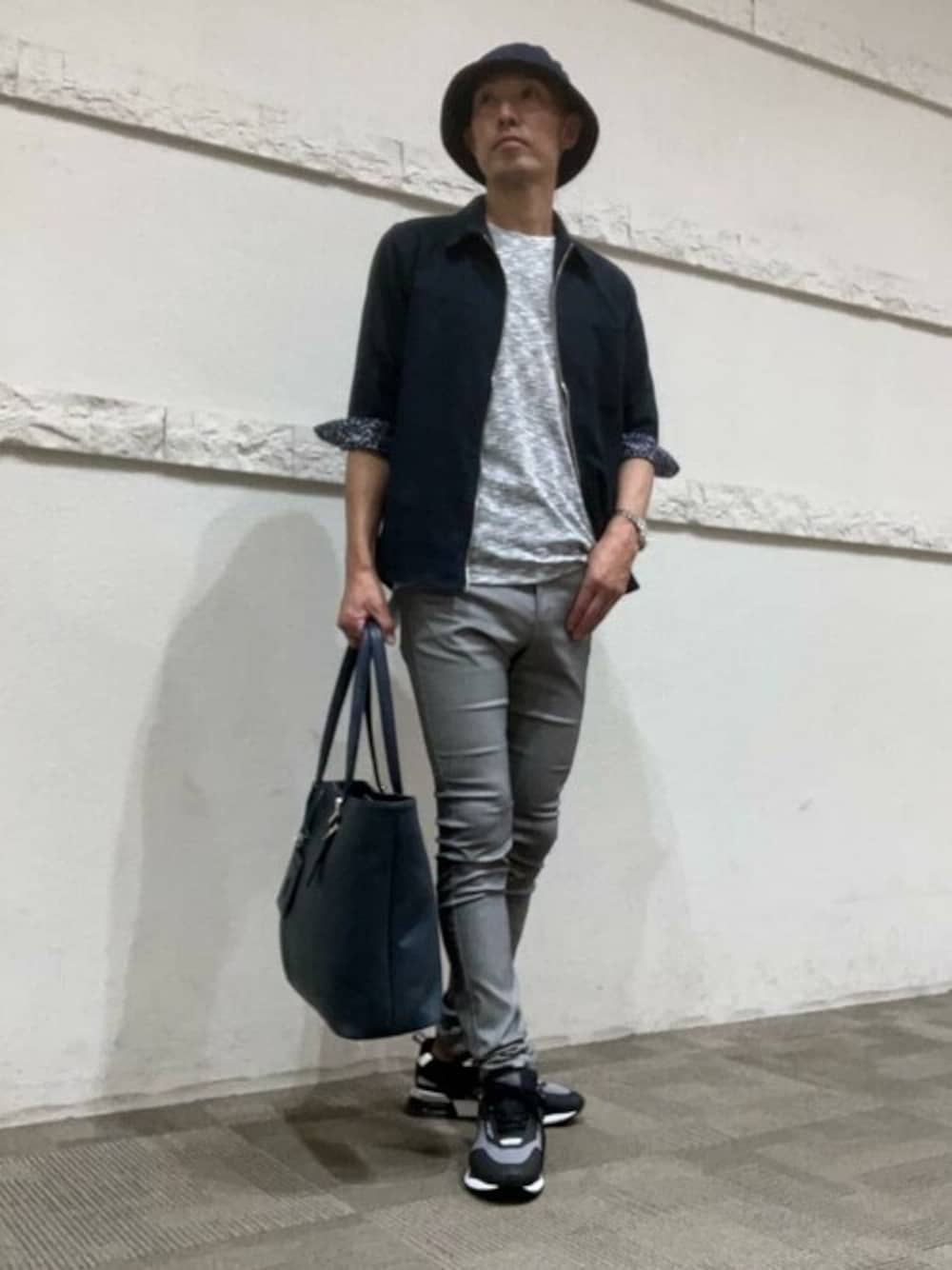 「#羽織、#通勤スタイル、#7分袖、＃オフィスカジュアル、＃ギフト、＃クールビズ、#通勤、＃ビジネスカジュアル、#プレゼント、＃シャツアウター」｜「m.f.editorialのエムエフエディトリアルメンズ/m.f.editorial:MEN ふくれケーブル クルーネック半袖Tシャツ（Tシャツ/カットソー、グレー系）」を使った、m.f.editorial スタッフさん（メンズ・176cm）の夏コーディネートの1枚目の写真
