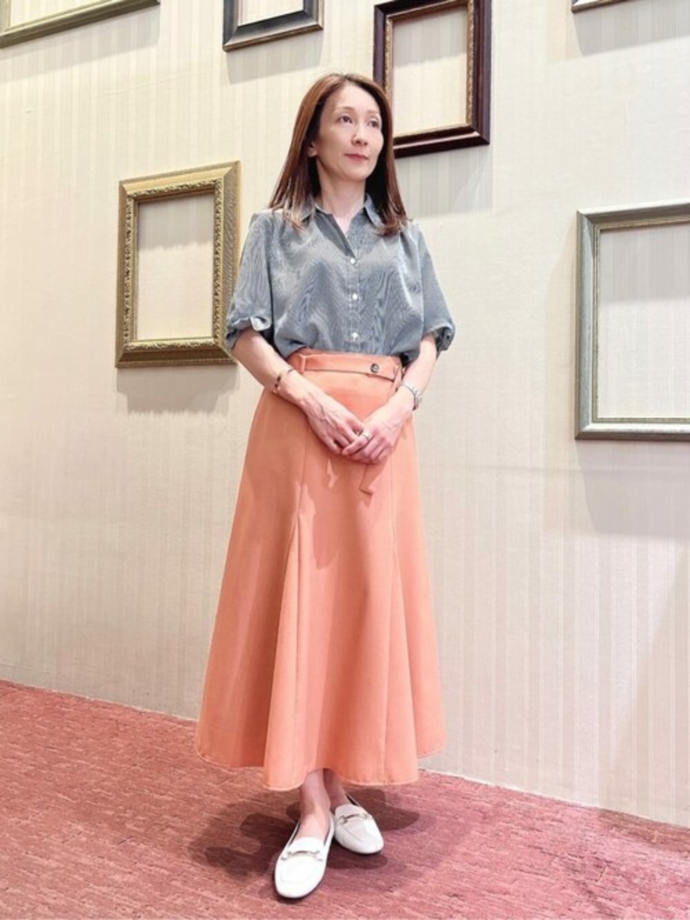 ブルー系のシャツ/ブラウスを着用したレディースの夏コーディネートの1枚目の写真