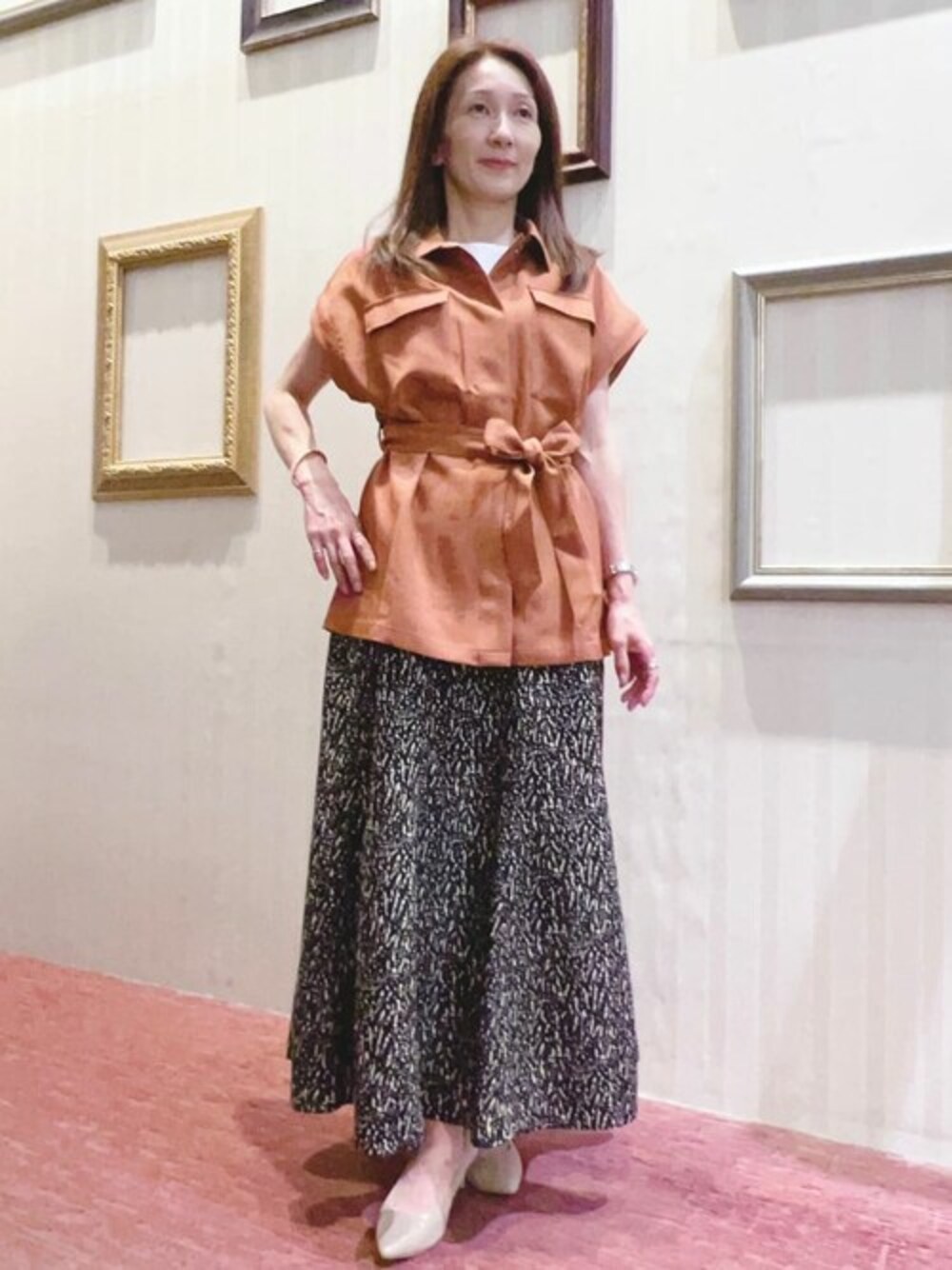 ブラウン系のシャツ/ブラウス、ホワイト系のTシャツ/カットソー、ブラック系のスカートを着用したレディースの夏コーディネートの1枚目の写真