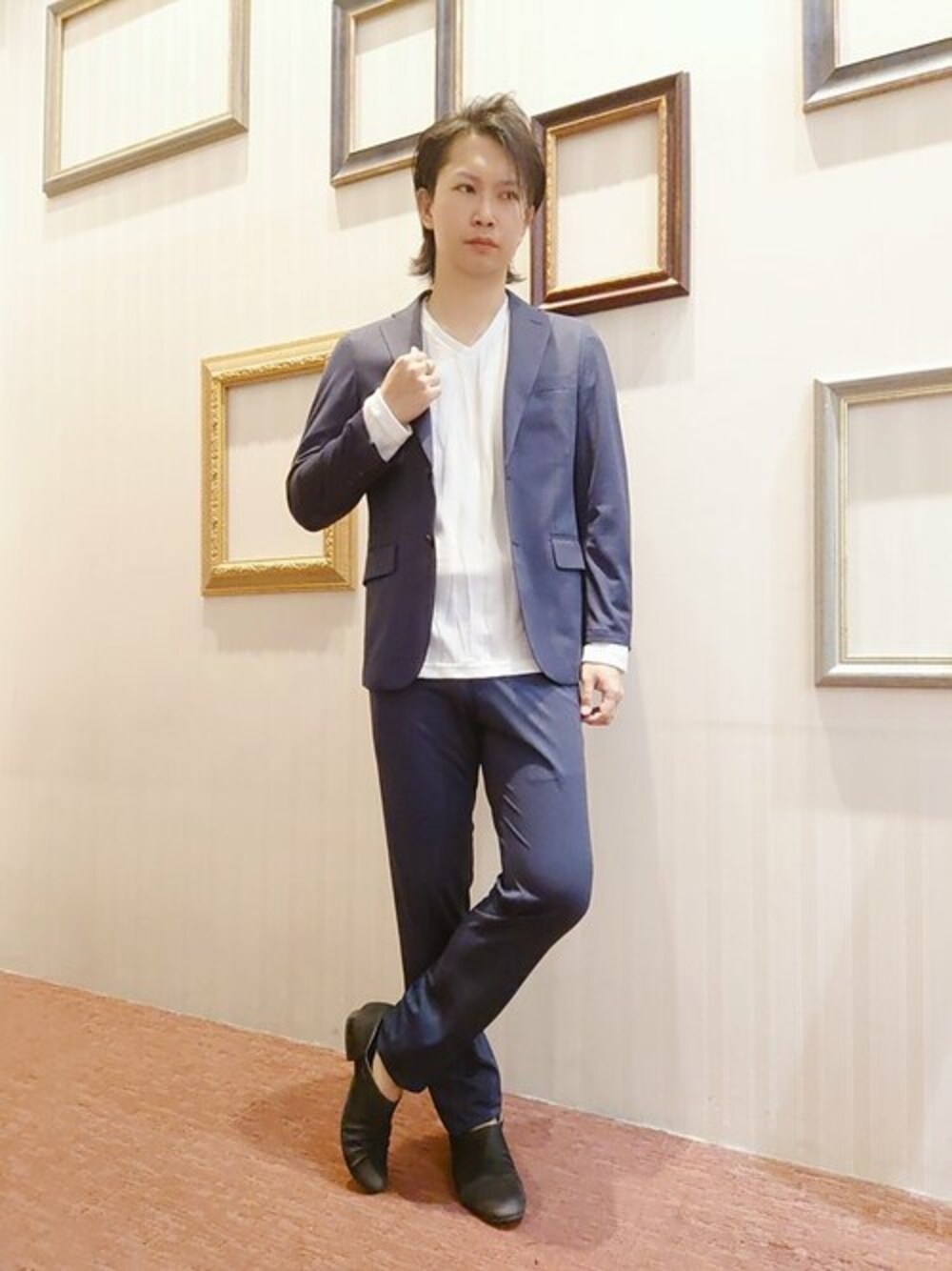 ブルー系のスーツジャケット、ブルー系のスーツパンツ、ホワイト系のTシャツ/カットソーを着用したメンズの春コーディネートの1枚目の写真