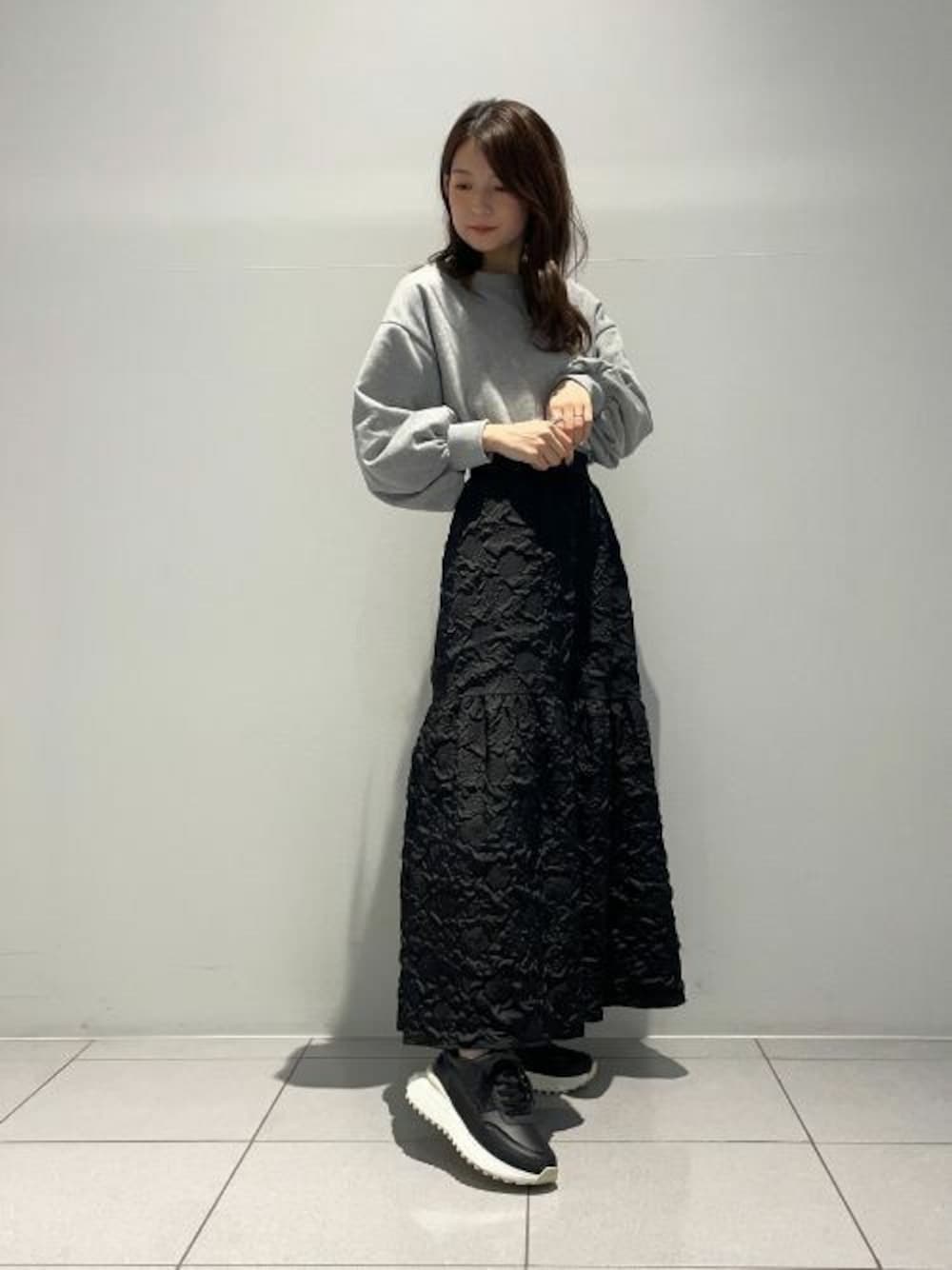 「スニーカー、スニーカーコーデ、スニーカー女子、秋コーデ、スカートコーデ、Lucida」｜「Lucidaの【24AW NEW COLOR】Algedi/サイドグリッター厚底スニーカー（スニーカー、ブラック系）」を使った、Lucidaさん（レディース・160cm）の秋コーディネートの1枚目の写真