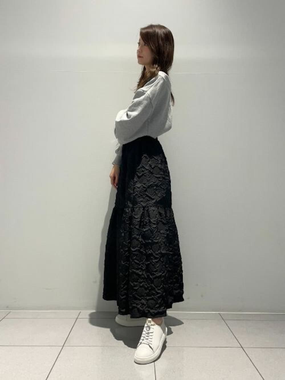 「スニーカー、スニーカーコーデ、スニーカー女子、ホワイトスニーカー、秋コーデ、スカートコーデ、軽量スニーカー、Lucida」｜「Lucidaの【light】Columba/エコ素材軽量ゴムシューレーススニーカー（スリッポン、ホワイト系）」を使った、Lucidaさん（レディース・160cm）の秋コーディネートの1枚目の写真