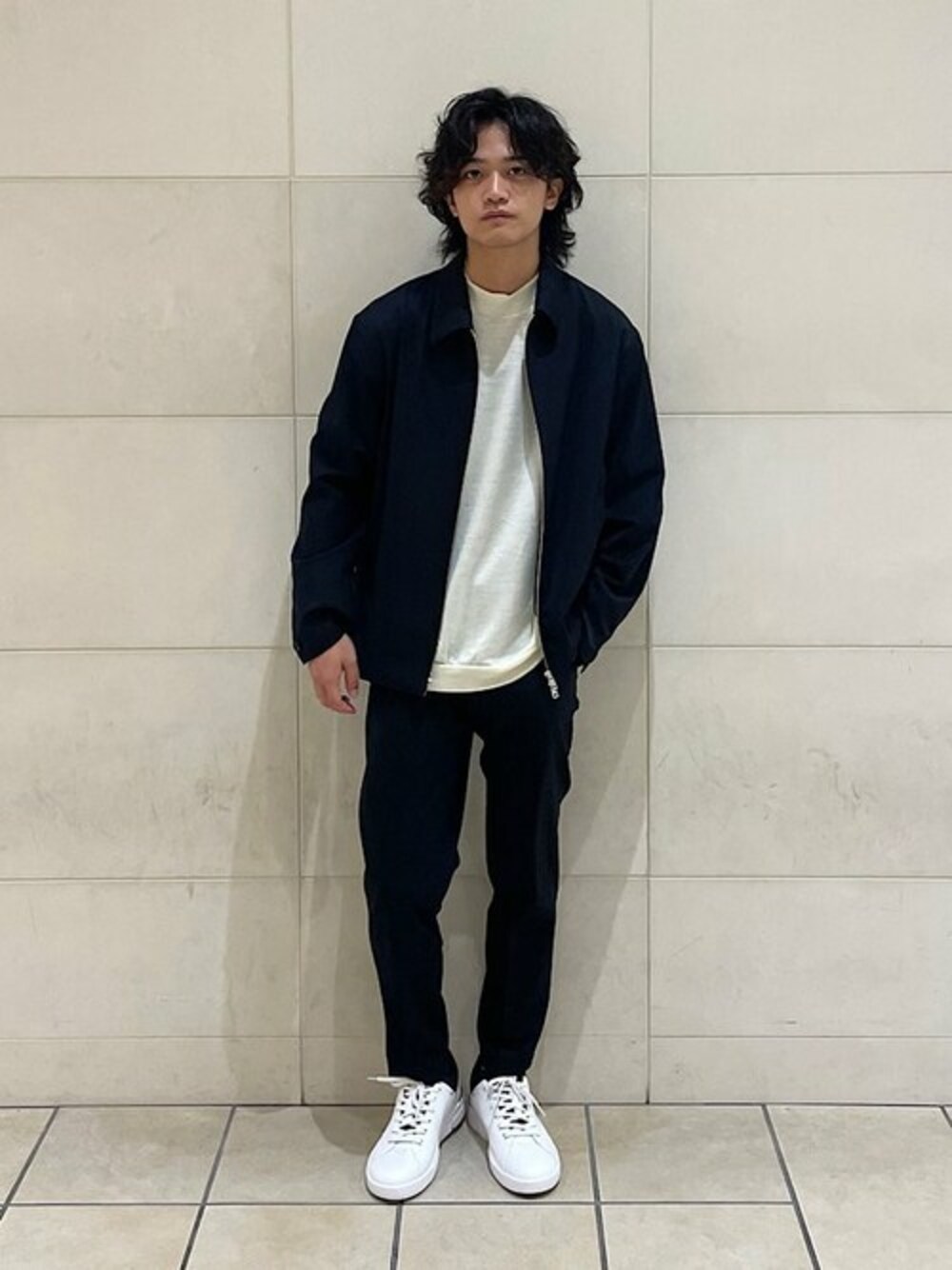 「ブルゾン、ロンT、シップス、SHIPS、ニットソー、イージーパンツ、シンプルコーデ、ネイビー×ホワイト」｜「SHIPSのSHIPS: 〈抗菌消臭〉 ミルドウール ジャージー モックネック 長袖 ニットソー（Tシャツ/カットソー、ホワイト系）」を使った、大槻さん（メンズ・171cm）の秋コーディネートの1枚目の写真