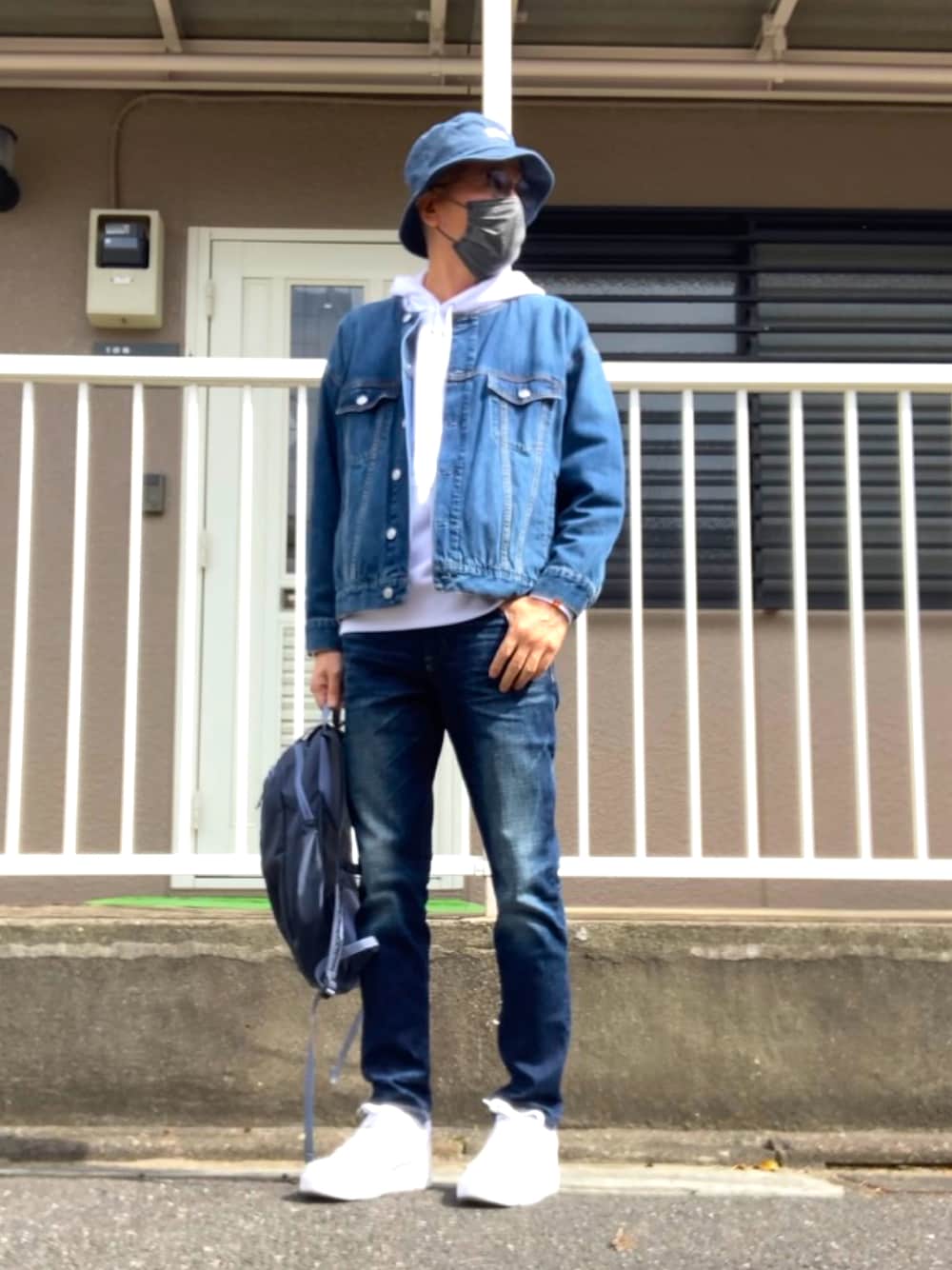 「休日コーデ、デニムジャケット、ノーカラージャケット、パーカー、スキニーデニム、AF1、エアフォースワン、バックパック、リュック、バケットハット」｜「JOURNAL STANDARD relumeのアイテム（デニムジャケット、ブルー系）」を使った、HiRo🇺🇸さん（メンズ・178cm）の春コーディネートの1枚目の写真