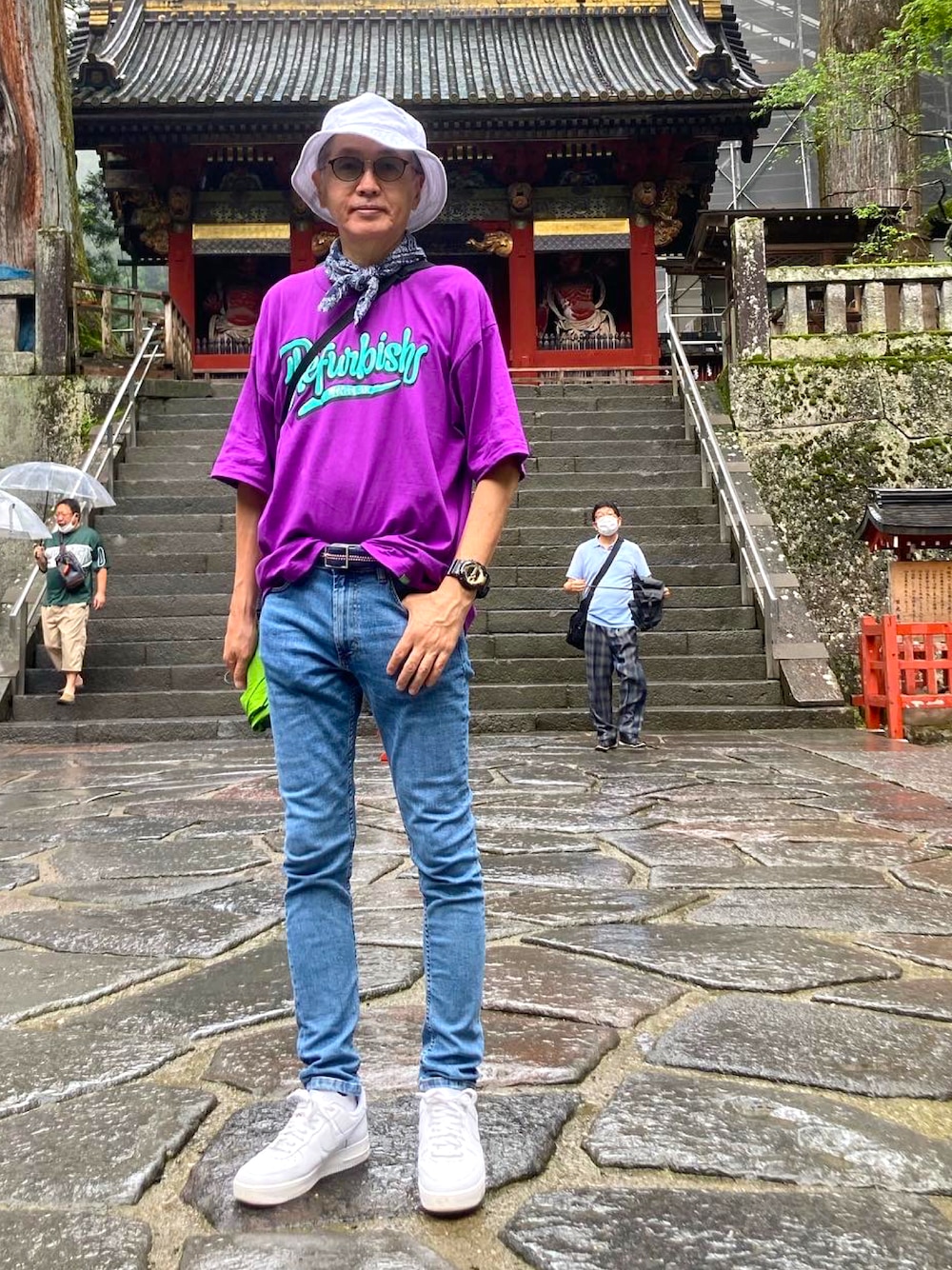 「グラフィックＴ、Tシャツ、スキニーデニム、スニーカー、エアフォースワン、バケットハット」｜「BACK NUMBERの【BACK NUMBER】ストリートプリントＴシャツ（Tシャツ/カットソー、パープル系）」を使った、HiRo🇺🇸さん（メンズ・178cm）の夏コーディネートの1枚目の写真