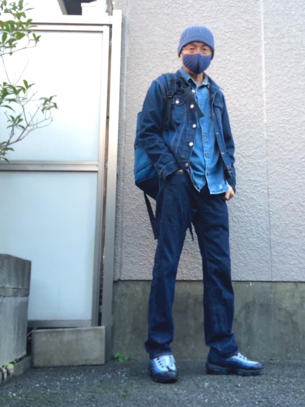 「デニデニデニ、デニデニ、デニジャケ、デニムジャケット、デニムシャツ、エアマックス、エアマックス95、ニット帽、リュック」｜「無印良品のアイテム（デニムジャケット、ブルー系）」を使った、HiRo🇺🇸さん（メンズ・178cm）の秋コーディネートの1枚目の写真