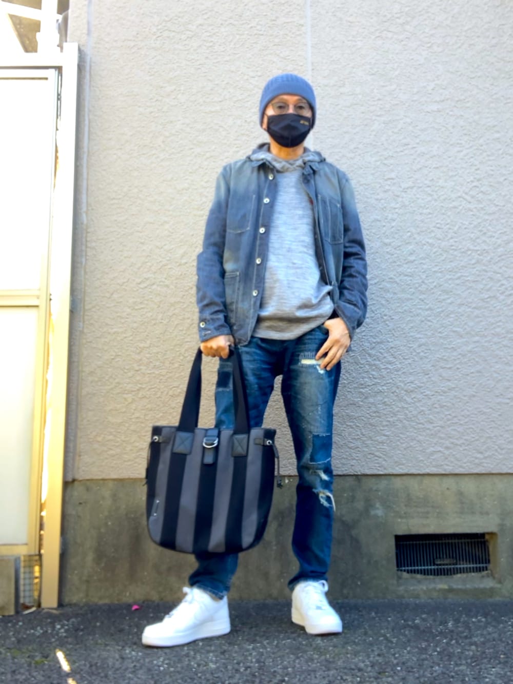 「スニーカー、トートバッグ、ニット帽、デニムジャケット、パーカー、大人カジュアル、白スニーカー、AIR FORCE 1、スキニーデニム、ダメージデニムパンツ、AF1、パッチワークデニム」｜「DIESELのアイテム（ジャケット/アウター、ブルー系）」を使った、HiRo🇺🇸さん（メンズ・178cm）の秋コーディネートの1枚目の写真
