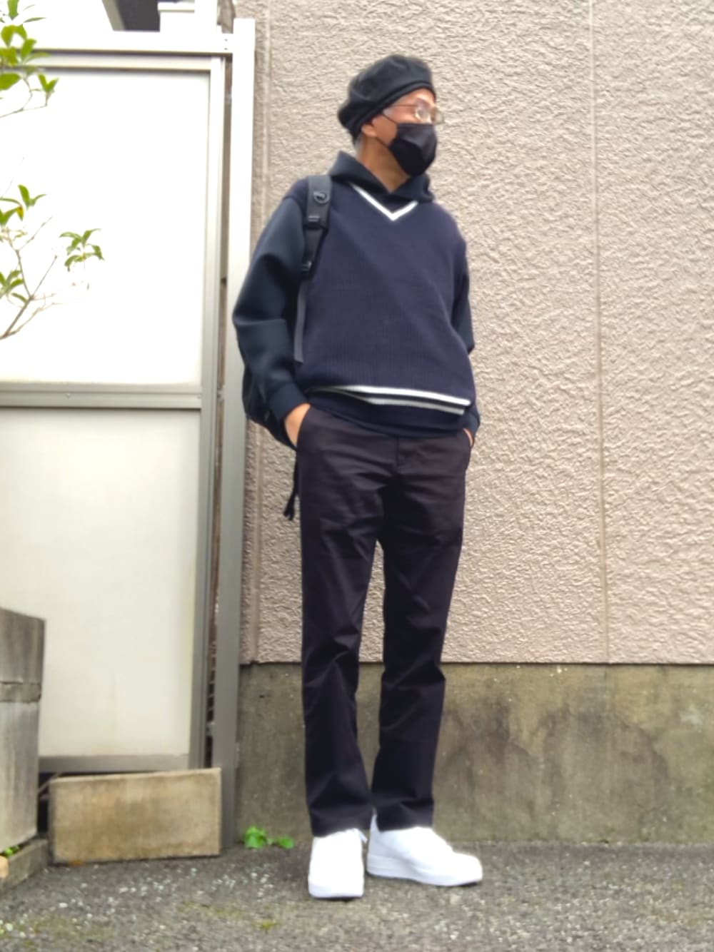 「スニーカー、リュック、ベレー帽、チノパン、パーカー、ベスト、白スニーカー、AIR FORCE 1、スリムパンツ、エアフォースワン、ベスト×パーカー」｜「UNIQLOのアイテム（ベスト、その他）」を使った、HiRo🇺🇸さん（メンズ・178cm）の秋コーディネートの1枚目の写真