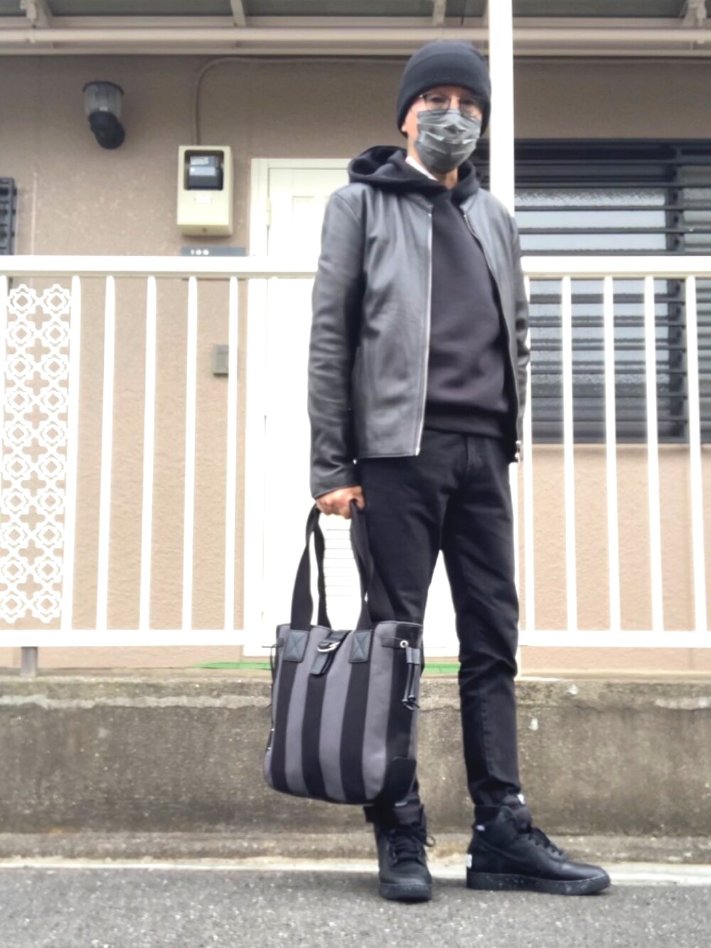 「ライダース、ブラックコーデ、ブラックデニム、ブラックスキニー、ブラック×ブラック、オールブラック、ダンク、アンダーカバー、コラボスニーカー、スニーカー、ハイカットスニーカー、ニット帽、トートバッグ、パーカー」｜「UNITED TOKYOのラムレザーシングルライダース（ライダースジャケット、ブラック系）」を使った、HiRo🇺🇸さん（メンズ・178cm）の春コーディネートの1枚目の写真
