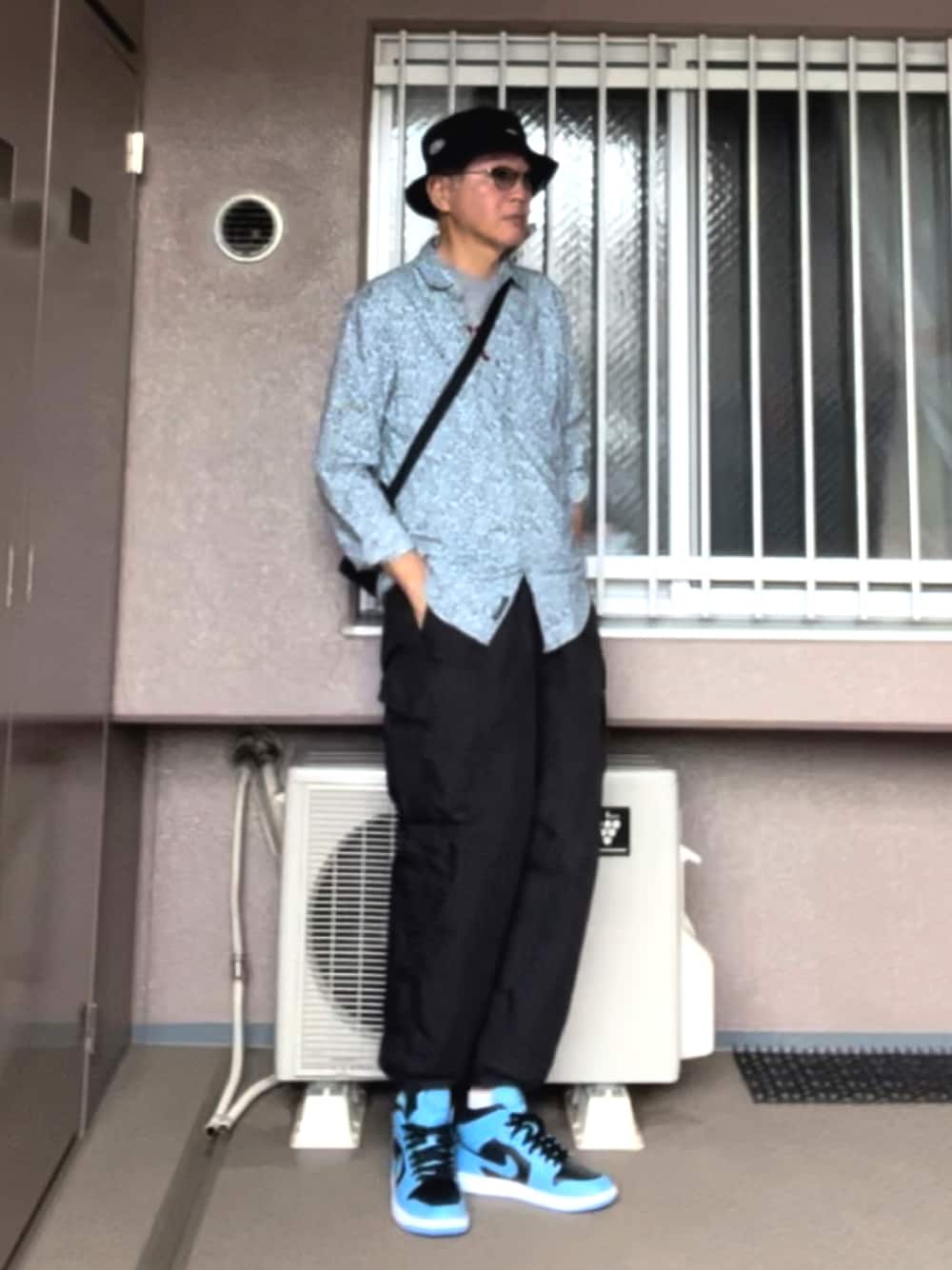 「シンプルスタイル、秋コーデ、カジュアルコーデ、ブラック、パラシュートパンツ、花柄シャツ、エアジョーダン、エアジョーダン1、スニーカー、バケットハット」｜「UNIQLOのアイテム（パンツ、ブラック系）」を使った、HiRo🇺🇸さん（メンズ・178cm）の秋コーディネートの1枚目の写真