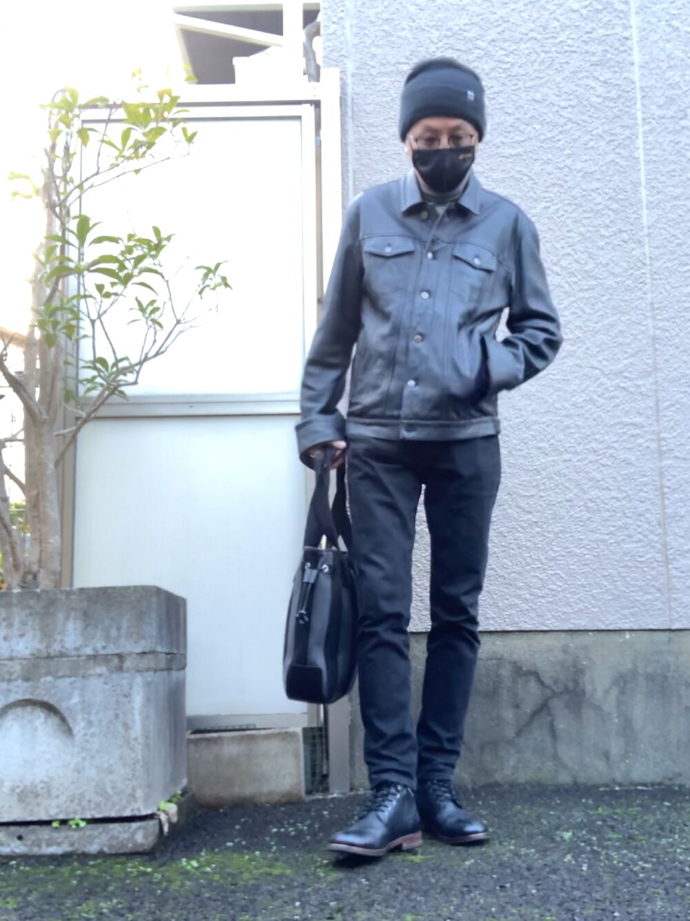 「レザージャケット、レザーブルゾン、ブラックコーデ、ブラックデニム、ブラックスキニー、レースアップシューズ、黒ブーツ、ニット帽、トートバッグ、タートルネック」｜「Marc by Marc Jacobsのアイテム（ジャケット/アウター、ブラック系）」を使った、HiRo🇺🇸さん（メンズ・178cm）の冬コーディネートの1枚目の写真