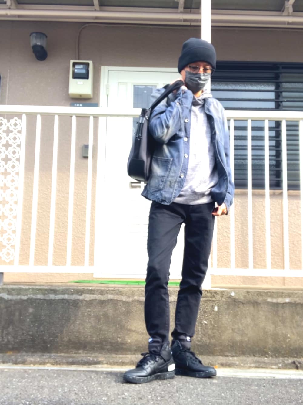 ブルー系のジャケット/アウター、グレー系のパーカー、その他のデニムパンツを着用したメンズの春コーディネートの1枚目の写真