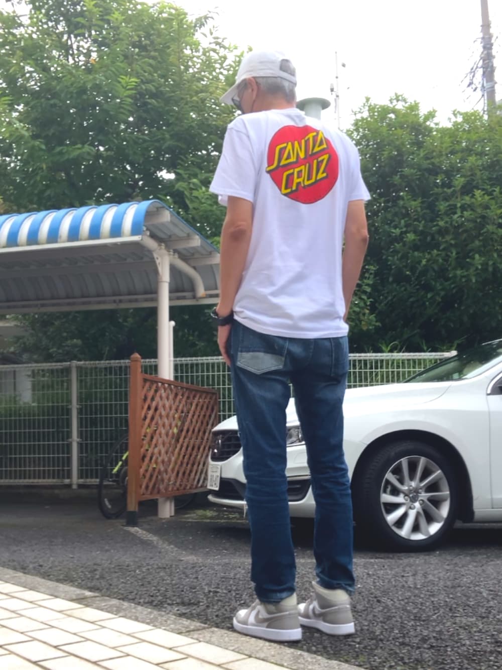 「夏だ！Tシャツ着よう！、Tシャツ、SANTA CRUZ、パッチワークデニム、テイパードパンツ、スニーカー、エアジョーダン1、キャップ」｜「SANTA CRUZの【SANTA CRUZ/サンタクルーズ】クラシックドットロゴバックプリントTシャツ/ワンポイント/ビッグシルエット（Tシャツ/カットソー、ホワイト系）」を使った、HiRo🇺🇸さん（メンズ・178cm）の夏コーディネートの1枚目の写真